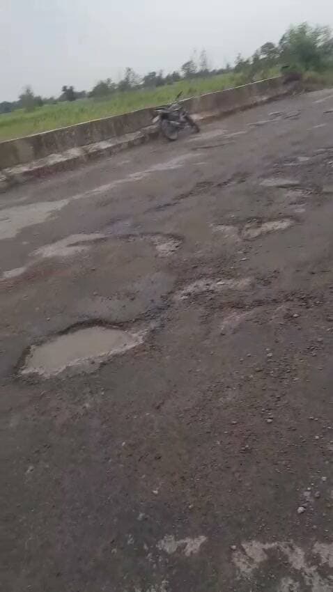 पलिया-निघासन हाईवे के रपटा पुल पर बड़े-बड़े गड्ढे, हादसे का खतरा
पलिया-निघासन हाईवे पर बने दो साल पूर्व मे रपटा पुल की सड़क पर जगह-जगह बड़े-बड़े गड्ढे हो गए हैं। बताया जा रहा है कि पुल को बने अभी दो साल भी पूरा नहीं हुआ है, इसके बावजूद सड़क की हालत खराब होने लगी है। गड्ढों के कारण आने-जाने वाले राहगीरों और वाहन चालकों को काफी परेशानी का सामना करना पड़ रहा है। खासकर टैक्सी चालकों के आवागमन में दिक्कत हो रही है। लोगों का कहना है कि 24 घंटे वाहनों का आना जाना लगा रहता है जिसके कारण यहां कभी भी बड़ा हादसा हो सकता है।
#lakhimpurkhirinews
#CMYogiAdityanath
#dmkheri
#PWD
#LatestNews