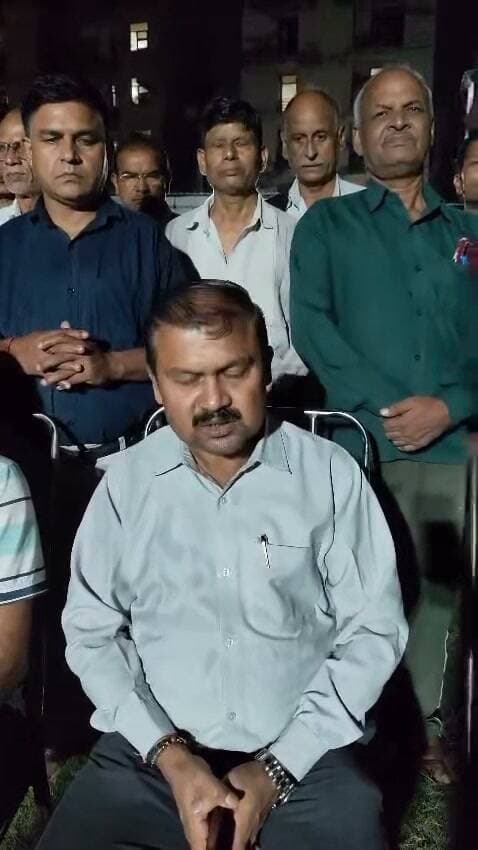 बिहारी समाज के अपमान के मुद्दे पर 2 अक्टूबर की महापंचायत को प्रवासी समाज का समर्थन
फरीदाबाद। बिहारी एवं पूर्वांचल समाज के खिलाफ कथित अपमानजनक भाषा के मामले को लेकर प्रवासी समाज में नाराजगी लगातार बढ़ रही है। इसी मुद्दे पर एनआईटी फरीदाबाद के पूर्व विधायक नीरज शर्मा द्वारा 2 अक्टूबर को तिलपत में बुलाई गई महापंचायत को समाज के प्रमुख लोगों ने समर्थन देने की घोषणा की है।
समाज के जाने-माने चेहरे एवं पूर्व नगर निगम प्रत्याशी अर्जुन सिंह, राजकुमार तथा अमित शर्मा ने प्रवासी एवं पूर्वांचल समाज के लोगों से अपील की है कि वे 2 अक्टूबर को अधिक से अधिक संख्या में तिलपत पहुंचकर महापंचायत में अपनी भागीदारी सुनिश्चित करें।
यह विवाद नगर निगम के एक अधिकारी की बताई जा रही ऑडियो क्लिप सामने आने के बाद शुरू हुआ था, जिसमें बिहारी और पूर्वांचल समाज के प्रति कथित रूप से अपमानजनक शब्दों के इस्तेमाल का आरोप लगाया गया। इस मामले को लेकर पूर्व विधायक नीरज शर्मा पहले भी प्रशासन से संबंधित अधिकारी के खिलाफ कार्रवाई की मांग कर चुके हैं।
समाज के प्रतिनिधियों ने कहा कि किसी भी क्षेत्र, भाषा या समुदाय के लोगों का अपमान स्वीकार नहीं किया जा सकता। फरीदाबाद के निर्माण, उद्योग, व्यापार और विकास में पूर्वांचल तथा प्रवासी समाज ने वर्षों से महत्वपूर्ण योगदान दिया है और उनके सम्मान से किसी प्रकार का समझौता नहीं होना चाहिए।
अर्जुन सिंह, राजकुमार और अमित शर्मा ने कहा कि यह महापंचायत केवल किसी एक व्यक्ति या संगठन की नहीं, बल्कि समाज के सम्मान और स्वाभिमान से जुड़ी आवाज है। उन्होंने लोगों से आपसी मतभेद भुलाकर एक मंच पर आने और शांतिपूर्ण एवं लोकतांत्रिक तरीके से अपनी बात रखने की अपील की।
पूर्व विधायक नीरज शर्मा पहले ही ऐलान कर चुके हैं कि 2 अक्टूबर को मेन तिलपत रोड, एसबीआई बैंक के सामने, शगुन वाटिका में दोपहर 2 बजे से इस मुद्दे को लेकर बड़े आंदोलन की शुरुआत की जाएगी।
समाज के प्रतिनिधियों ने कहा कि 2 अक्टूबर की महापंचायत के माध्यम से सरकार और प्रशासन तक स्पष्ट संदेश पहुंचाया जाएगा कि बिहारी, पूर्वांचली एवं प्रवासी समाज के सम्मान के साथ किसी भी प्रकार का खिलवाड़ स्वीकार नहीं किया जाएगा।
उन्होंने कहा कि समाज की ताकत उसकी एकता में है और इसीलिए हर परिवार से लोगों को महापंचायत में पहुंचकर अपनी उपस्थिति दर्ज करानी चाहिए।