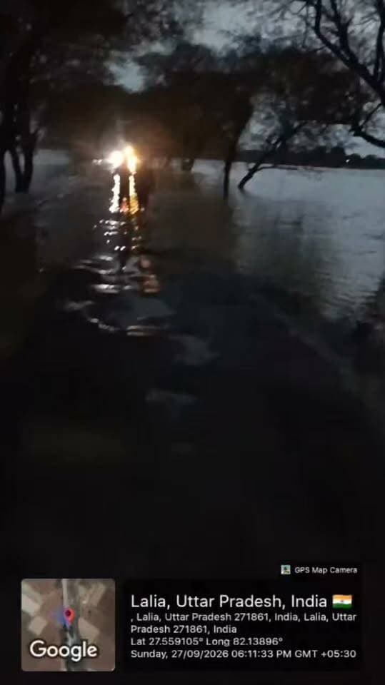 🚨लौकहवा डीप पर 2 फीट से ऊपर पानी, कई मार्गों पर आवागमन बंद🚨
72 घंटे की लगातार बारिश से पहाड़ी नालों में उफान, जिला मुख्यालय पहुंचना भी हुआ मुश्किल
बलरामपुर। जिले में पिछले तीन दिनों से लगातार हो रही बारिश ने जनजीवन अस्त-व्यस्त कर दिया है। पहाड़ी नालों में उफान के चलते ग्रामीण क्षेत्रों में हालात बिगड़ते जा रहे हैं।
ललिया-हरिहरगंज मार्ग के बहुचर्चित लौकहवा डीप पर करीब दो फीट से ऊपर पानी चल रहा है, जिसके कारण आवागमन बाधित हो गया है। पानी के तेज बहाव के बीच भी कुछ लोग जान जोखिम में डालकर निकलते नजर आ रहे हैं।
🚨 लौकहवा डीप पर आवागमन बंद होने से आसपास के लोगों के लिए जिला मुख्यालय पहुंचना मुश्किल हो गया है।
महराजगंज-ललिया मार्ग पर सहबानगर के पास करीब तीन फीट पानी सड़क के ऊपर से बह रहा है। वहीं झीन्ने नाला और कोड़री में पानी भर जाने से आवागमन प्रभावित हो गया है।
हेंगहा, गौवरिया और गंजड़हवा पहाड़ी नालों में भी तेज उफान आने से आसपास के खेतों में पानी भर गया है। किसानों की फसलों को नुकसान पहुंचने की सूचना है।
बनघुसरी क्षेत्र का इटैहिया गांव भी जलमग्न हो गया है। लगातार बारिश से ग्रामीणों की मुश्किलें बढ़ती जा रही हैं।
अपील: तेज बहाव वाले डीप, नाले और जलभराव वाले मार्गों पर जान जोखिम में डालकर आवागमन न करें। पानी का बहाव अचानक बढ़ सकता है।
आपके क्षेत्र में भी बारिश, बाढ़ या जलभराव की स्थिति है तो फोटो/वीडियो और स्थान की जानकारी हमें भेजें।
#बलरामपुर #Balrampur #ललिया #Lalia #हरिहरगंज #लौकहवा_डीप #महराजगंज #सहबानगर #झीन्ने_नाला #कोड़री #हेंगहा_नाला #गौवरिया #गंजड़हवा #इटैहिया #भारी_बारिश #बाढ़ #जलभराव #UPNews #balrampurnews जिला प्रशासन बलरामपुर Balrampur Police