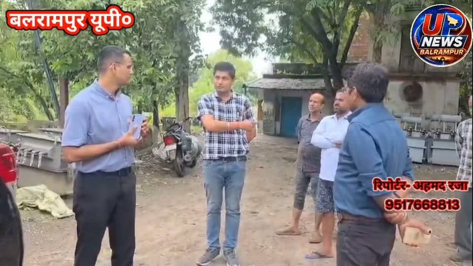 बलरामपुर में अतिवृष्टि के बाद बहाली की जंग तेज, डीएम लगातार फील्ड में।
राप्ती नदी के बढ़ते जलस्तर और कटान का लिया जायजा, ग्रामीणों से की बातचीत; फसल क्षति के आकलन के निर्देश।
बिजली बहाली में तेजी के लिए स्टोर में पोल-ट्रांसफॉर्मर की उपलब्धता परखी, बलरामपुर–उतरौला मार्ग पर क्षतिग्रस्त 33/11 केवी लाइन का किया निरीक्षण।
बलरामपुर में अतिवृष्टि के बाद जनपद में जनजीवन को सामान्य करने और आवश्यक सेवाओं की जल्द बहाली के लिए जिलाधिकारी डॉ. विपिन कुमार जैन लगातार फील्ड में उतरकर राहत एवं पुनर्बहाली कार्यों की निगरानी कर रहे हैं। रविवार को डीएम ने विभिन्न प्रभावित क्षेत्रों का भ्रमण कर जमीनी स्थिति का जायजा लिया और अधिकारियों को युद्धस्तर पर काम करने के निर्देश दिए।
#Balrampur #BalrampurNews #DMBalrampur #VipinKumarJain #HeavyRain #Flood #RaptiRiver #ElectricityRestoration #Utraula #ReliefWork #RainAlert #बलरामपुर #अतिवृष्टि #बाढ़ #राप्तीनदी #बिजलीबहाली #राहतकार्य #जिलाधिकारी #उत्तरप्रदेश जिला प्रशासन बलरामपुर
