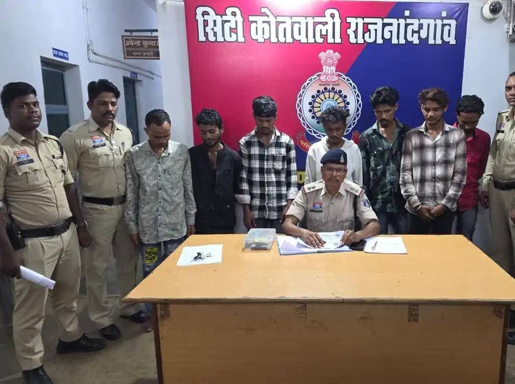 गणेश विसर्जन झांकी में पुलिस की सख्ती: राजनांदगांव में हथियार लेकर घूमने वालों पर कार्रवाई, 8 गिरफ्तार; 1000 से ज्यादा कड़े उतरवाए #CGNews #cgpolish #chhattisgsrhupdate #राजनांदगांव