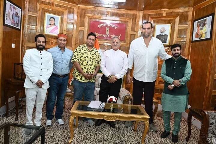 लोक भवन शिमला में द ग्रेट खली ने राज्यपाल कविंदर गुप्ता से की मुलाकात