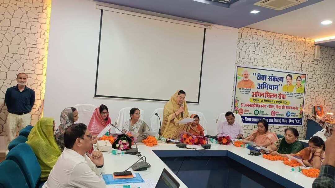 हितग्राहीमूलक योजनाओं का वास्तविक हितग्राही तक पहुंचना ही शासन की सर्वोच्च उपलब्धि है - सांसद श्रीमती संध्या राय
आंगन मिलन सेवा कार्यक्रम का जिला स्तरीय कार्यक्रम हुआ आयोजित
सेवा संकल्प अभियान के तहत आंगन मिलन सेवा कार्यक्रम का जिला स्तरीय कार्यक्रम स्थानीय जिला पंचायत सभागार में आयोजित किया गया। कार्यक्रम में मुख्य अतिथि के रूप में सांसद श्रीमती संध्या राय, विशिष्ट अतिथि के तौर पर जनपद भिण्ड अध्यक्ष श्रीमती सरोज बघेल, मुख्य कार्यपालन अधिकारी जिला पंचायत भिण्ड श्री वीरसिंह चौहान उपस्थित रहे। इस दौरान जिला कार्यक्रम अधिकारी श्री महेंद्र सिंह अंब एवं परियोजना अधिकारी श्री परशुराम शर्मा, परियोजना अधिकारी श्री अजय देव सहित अन्य अधिकारी एवं जनप्रतिनिधिगण, गणमान्य नागरिक तथा महिला एवं बाल विकास विभाग के तहत विभिन्न योजनाओं से लाभान्वित हितग्राही, कार्यकर्ता और हितग्राही उपस्थित रहे।
कार्यक्रम का संचालन बाल संरक्षण अधिकारी श्री अजय सक्सेना के द्वारा किया गया, कार्यक्रम का शुभारंभ अतिथियों द्वारा मां सरस्वती जी की प्रतिमा पर माल्यार्पण एवं दीप प्रज्वलन कर किया गया।
आंगन मिलन सेवा कार्यक्रम की संपूर्ण रूपरेखा से जिला कार्यक्रम अधिकारी श्री महेंद्र सिंह अंब द्वारा अतिथियों को अवगत कराया गया। श्री अंब द्वारा सभी हितग्राही को अवगत कराया गया कि आंगन मिलन सेवा कार्यक्रम आंगनबाड़ी स्तर पर विभाग से संबंधित विभिन्न योजनाओं की जागरूकता के संबंध में हितग्राही को जागरूक करना है और समस्त जन प्रतिनिधियों से भी यह अनुरोध रहेगा कि वह अपने क्षेत्र अंतर्गत आने वाले आंगनवाड़ी केंद्र में पहुंचकर योजनाओं की जानकारी और हितग्राहियों योजनाओं से संलग्न करने हेतु आवश्यक मार्गदर्शन प्रदान करने का कष्ट करें।
कार्यक्रम में मुख्य अतिथि के रूप में उपस्थित सांसद श्रीमती संध्या राय द्वारा उपस्थित विभिन्न योजनाओं की हितग्राहियों से संवाद किया गया। जिनमें लाड़ली लक्ष्मी योजना, प्रधानमंत्री मातृ वंदना योजना, लाड़ली बहना योजना के हितग्राहियों से संवाद किया गया।
संवाद के दौरान हितग्राहियों द्वारा अवगत कराया गया कि किस प्रकार से लाड़ली लक्ष्मी योजना से मिलने वाली छात्रवृत्ति से उन्होंने अपनी स्कूल की फीस ट्यूशन फीस भरी, लाड़ली बहना योजना के तहत मिलने वाली राशि से महिलाओं के द्वारा अपने स्वयं के खर्च और स्वयं के जीवन स्तर को उठाने में महत्वपूर्ण सहायता मिली।
प्रधानमंत्री मातृ वंदना योजना से गर्भावस्था के दौरान दावों और पोषण आहार में सहायता मिली और सभी के द्वारा प्रधानमंत्री और मुख्यमंत्री को धन्यवाद ज्ञापित किया गया।
सांसद श्रीमती संध्या राय द्वारा उपस्थित अन्य जनप्रतिनिधियों और सभी अधिकारियों से स्पष्ट किया गया के शासन महिलाओं बालिकाओं और बालकों के कल्याण के लिए सदैव तत्पर है इस प्रकार की हितग्राहीमूलक योजनाएं सच्चे अर्थों में वास्तविक हितग्राही तक पहुंचना ही शासन की सर्वोच्च उपलब्धि है यह कार्यक्रम न केवल आंगन मिलन समारोह तक सीमित रहेगा, अपितु हर जनप्रतिनिधि का यह दायित्व रहेगा कि वह कार्यक्रम को निरंतर जारी रखें और वास्तविक हितग्राही तक शासन की योजना को संलग्न करें।
कार्यक्रम में अतिथियों द्वारा उत्कृष्ट प्रदर्शन करने वाली आंगनबाड़ी कार्यकर्ताओं को पुरस्कार वितरण किया गया।
#CMMadhyaPradesh
#JansamparkMP
#सेवा_संकल्प_अभियान
#SevaSankalpAbhiyan
#भिण्ड
#Bhind