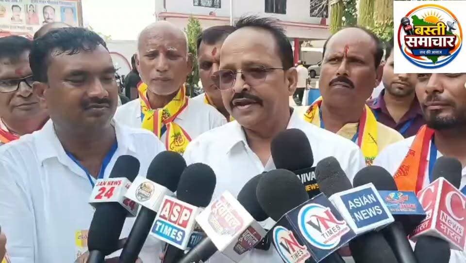 बस्ती में कायस्थ पार्टी का महासम्मेलन, विधानसभा चुनाव की रणनीति पर हुआ मंथन
100 सीटों पर चुनाव लड़ने की तैयारी, संगठन विस्तार और संभावित प्रत्याशियों पर भी चर्चा
बस्ती। आगामी उत्तर प्रदेश विधानसभा चुनाव को लेकर कायस्थ पार्टी ने अपनी तैयारियां तेज करते हुए रविवार, 27 सितंबर को बस्ती के हरी मैरिज हॉल में महासम्मेलन आयोजित किया। कार्यक्रम जिलाध्यक्ष डॉ. रत्नेश श्रीवास्तव की अध्यक्षता में संपन्न हुआ। सम्मेलन में पार्टी के पदाधिकारियों, कार्यकर्ताओं एवं सम्मानित नागरिकों की सहभागिता रही।
महासम्मेलन में आगामी विधानसभा चुनाव को लेकर पार्टी की तैयारियों, संगठन विस्तार, चुनावी भागीदारी तथा किसान, आमजन, युवा, शोषित वर्ग एवं ट्रेडर्स के हितों से जुड़े विभिन्न मुद्दों पर व्यापक मंथन किया गया। संगठन की वर्तमान स्थिति की समीक्षा के साथ आगामी दिनों में होने वाले कार्यक्रमों एवं गतिविधियों की रूपरेखा पर भी चर्चा की गई।
कार्यक्रम में कायस्थ पार्टी के राष्ट्रीय अध्यक्ष अजय शंकर श्रीवास्तव बतौर मुख्य अतिथि मौजूद रहे। उन्होंने संगठन को मजबूत करने और पार्टी की नीतियों को जन-जन तक पहुंचाने पर जोर दिया।
पार्टी के प्रदेश महासचिव बी.के. श्रीवास्तव ने प्रेस वार्ता में बताया कि आगामी विधानसभा चुनाव के मद्देनजर संगठन की दिशा और रणनीति पर व्यापक विचार-विमर्श किया गया है। उन्होंने कहा कि चुनाव में पार्टी की अधिक से अधिक भागीदारी सुनिश्चित करने के लिए रणनीति तैयार की जा रही है और करीब 100 सीटों पर चुनाव लड़ने की तैयारी है।
वहीं मंडल अध्यक्ष मनोज श्रीवास्तव ने कहा कि पार्टी संगठन को जमीनी स्तर पर मजबूत करने के लिए कार्यकर्ताओं की सक्रिय भागीदारी सुनिश्चित की जा रही है। आगामी विधानसभा चुनाव को लेकर संगठनात्मक गतिविधियों को और तेज किया जाएगा तथा जनहित से जुड़े मुद्दों को मजबूती से उठाया जाएगा।
राष्ट्रीय प्रवक्ता पंकज श्रीवास्तव ने कहा कि पार्टी आगामी विधानसभा चुनाव को लेकर पूरी गंभीरता के साथ तैयारी कर रही है। संगठन को बूथ और जमीनी स्तर तक मजबूत करने के साथ जनसमस्याओं को प्रमुखता से उठाने का कार्य किया जाएगा। उन्होंने कार्यकर्ताओं से संगठन की नीतियों और विचारधारा को जनता तक पहुंचाने का आह्वान किया।
महासम्मेलन में बस्ती जिले में संगठन को और मजबूत करने तथा विधानसभा चुनाव में पार्टी की ओर से चुनाव लड़ने वाले संभावित प्रत्याशियों को लेकर भी व्यापक चर्चा की गई। जिले के विभिन्न क्षेत्रों से आए पदाधिकारियों एवं कार्यकर्ताओं को आगामी चुनाव के परिप्रेक्ष्य में आवश्यक दिशा-निर्देश दिए गए।
उक्त मौके पर रमन श्रीवास्तव, आनंद श्रीवास्तव, लवकेश श्रीवास्तव, अपराजिता सिन्हा, अमित श्रीवास्तव, सुरेंद्र मोहन, धर्मेंद्र श्रीवास्तव, अमरेश श्रीवास्तव, सुनील श्रीवास्तव, आदर्श श्रीवास्तव, मुकेश श्रीवास्तव, नवीन श्रीवास्तव, अभिषेक श्रीवास्तव, नीतेश श्रीवास्तव, डॉ. विष्णु शरण श्रीवास्तव, कुलदीप श्रीवास्तव, अविनाश श्रीवास्तव, प्रकाश मोहन श्रीवास्तव, नम्रता श्रीवास्तव, सुनीता श्रीवास्तव, प्रतीक्षा श्रीवास्तव, वीना श्रीवास्तव, मीना श्रीवास्तव, पूजा श्रीवास्तव, प्रिया श्रीवास्तव, पुष्पांजलि श्रीवास्तव, रजनी, शिवानी, सौम्या, जागृति, दीपाली, प्रतिमा श्रीवास्तव एवं युवा कवि अभिषेक श्रीवास्तव ‘विरल’ समेत तमाम पदाधिकारी एवं कार्यकर्ता मौजूद रहे।
आयोजकों के अनुसार, महासम्मेलन का उद्देश्य संगठन को सक्रिय और मजबूत बनाने के साथ आगामी विधानसभा चुनाव के लिए पार्टी की रणनीति को जमीनी स्तर पर प्रभावी ढंग से लागू करना है।
#कायस्थपार्टी #कायस्थमहासम्मेलन #बस्ती #Basti #BastiNews #उत्तरप्रदेश #UttarPradesh #विधानसभाचुनाव #UPAssemblyElection #चुनावीरणनीति #संगठनविस्तार #राजनीति #PoliticalNews #ElectionPreparation #AssemblyElection #KayasthaParty #KayasthaSamaj #कायस्थसमाज #अजयशंकरश्रीवास्तव #डॉरत्नेशश्रीवास्तव #बीकेश्रीवास्तव #मनोजश्रीवास्तव #पंकजश्रीवास्तव #BastiNewsUpdate #BastiLive #UPNews #HindiNews #बस्ती समाचार
#nanflores #BreakingNews #everyonefollowe