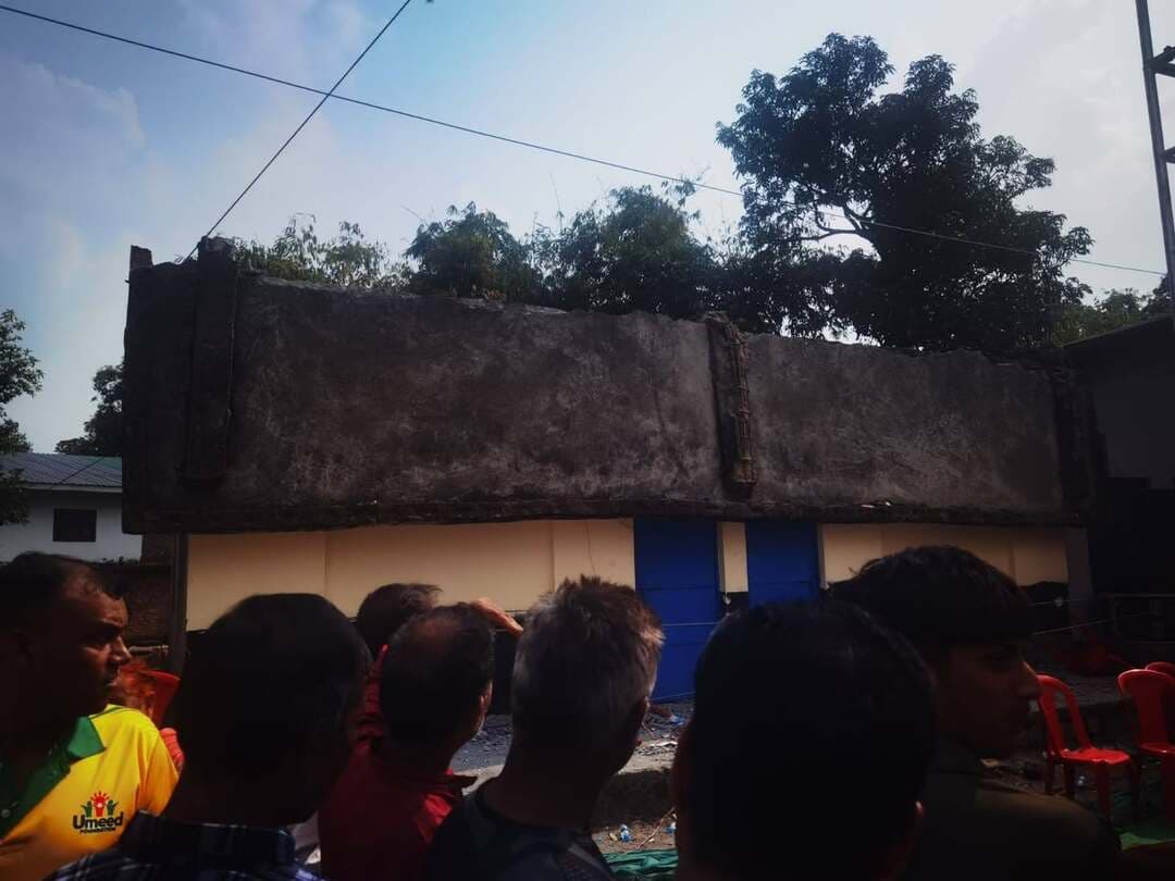 कांगड़ा के अब्दुल्लापुर में कबड्डी लीग के दौरान बड़ा हादसा: मैच देख रहे दर्शकों से भरा स्कूल का छज्जा अचानक गिरा,लगभग 150 लोग नीचे गिरे, 23 की घायल होने की खबर; दो की हालत गंभीर,टांडा रैफर!
#कांगड़ा #अब्दुल्लापुर #कबड्डीलीग #हादसा #BreakingNews #namanhimachalnews