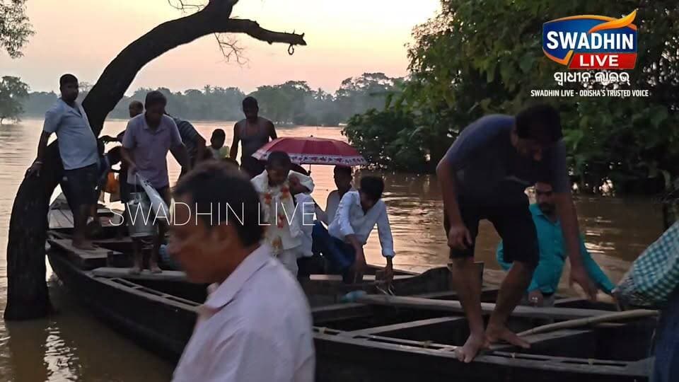 ବନ୍ୟା ପାଣିରେ ବରଯାତ୍ରା!
ବାଲେଶ୍ୱର ଭୋଗରାଇରେ ସୁବର୍ଣ୍ଣରେଖାର ଚତୁର୍ଥ ବନ୍ୟା। ଚାରିଆଡ଼େ ପାଣି, ରାସ୍ତାଘାଟ ଜଳମଗ୍ନ। ହେଲେ ବନ୍ୟା ପାଣି ମଧ୍ୟ ଅଟକାଇ ପାରିଲା ନାହିଁ ବାହାଘରର ଖୁସିକୁ।
ମନୁନଗର ଗ୍ରାମର ହେମନ୍ତ ପାତ୍ର ବର ବେଶରେ ସଜେଇ ହୋଇ ଡଙ୍ଗାରେ ବସି ବାହା ହେବାକୁ ବାହାରିଲେ।
ଗାଡ଼ି ନୁହେଁ,
ଡଙ୍ଗା ହେଲା ବରଙ୍କ ଯାତ୍ରାର ସାଥୀ!
ବନ୍ୟା ଆସିଲା, ରାସ୍ତା ବୁଡ଼ିଲା… କିନ୍ତୁ ବରଙ୍କ ବାହାଘର ଅଟକିଲା ନାହିଁ!
ଭୋଗରାଇ, ବାଲେଶ୍ୱର
SWADHIN LIVE
#SwadhinLive #Bhograi #Baleswar #Flood #Subarnarekha #OdishaNews #ବନ୍ୟା #ବରଯାତ୍ରା #ଡଙ୍ଗାରେବରଯାତ୍ରା #ଭୋଗରାଇ
