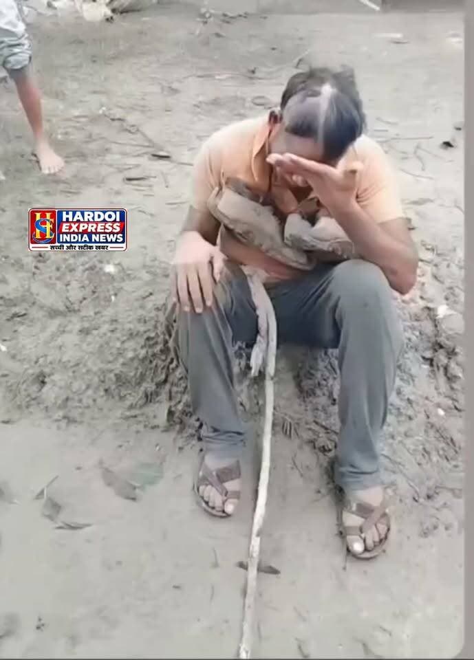 अवैध संबंधों के शक में युवक की सरेआम बेइज्जती, युवक का आधा सिर-मूंछ मुंडवाई, जूतों की माला पहनाकर वीडियो वायरल
अरवल थाना क्षेत्र के खुर्रमपुरवा मजरा कटरी छोछपुर गांव में तालिबानी फरमान और दबंगई का एक सनसनीखेज मामला सामने आया है। यहां एक दंपति ने अवैध संबंधों के शक में एक युवक को झांसे से घर बुलाकर उसकी जमकर फजीहत की। पीड़ित का आधा सिर और मूंछ मुंडवा दी गई, गले में जूतों की माला पहनाई गई और फिर इसका वीडियो बनाकर सोशल मीडिया पर वायरल कर दिया गया।
मिली जानकारी के अनुसार, गांव निवासी मुन्नू पुत्र अहिबरन सिंह को अपनी पत्नी वंदना (काल्पनिक नाम) के कथित संबंधों का शक था। चर्चा है कि पीड़ित युवक नरेंद्र सिंह पुत्र दिनेश सिंह निवासी ग्राम कुसुम्हरा थाना मैनपुरी जनपद मैनपुरी पिछले करीब तीन वर्षों से महिला के संपर्क में था और उसके खर्च उठा रहा था। सच्चाई सामने आने पर मुन्नू ने अपनी पत्नी के माध्यम से योजना बनाकर युवक को अपने घर बुलवाया। घर पहुंचते ही दंपति ने युवक को बंधक बना लिया। इसके बाद महिला ने खुद युवक का आधा सिर मुंडवाया और उसके गले में जूतों की माला पहना दी। वहीं मुन्नू ने उसकी आधी मूंछ साफ कर दी। इस पूरी घटना का आरोपी दंपति ने वीडियो भी रिकॉर्ड कर लिया। वायरल हो रहे वीडियो में पीड़ित युवक बदहवास होकर रोता-बिलखता और रहम की भीख मांगता दिख रहा है, लेकिन किसी ने उसकी एक न सुनी।
फिलहाल पीड़ित युवक की पहचान नहीं हो सकी है और न ही उसकी ओर से कोई शिकायत दर्ज कराई गई है। मामले में जब थानाध्यक्ष अरवल अमित कुमार सिंह से बात की गई तो उन्होंने बताया कि वायरल वीडियो का मामला अभी संज्ञान में नहीं आया है। मामले की जांच कराकर दोषियों के खिलाफ सख्त कानूनी कार्रवाई की जाएगी।