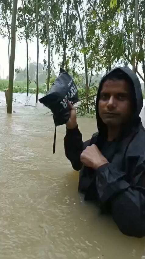 भीषण बारिश और पानी के बीच विद्युत कर्मी ने जोखिम में डाली जान, बिजली सप्लाई बहाल करने का वीडियो वायरल
हरदोई क्षेत्र में हो रही भीषण बारिश के बीच बिजली विभाग के कर्मचारियों के समर्पण और साहस की एक प्रेरणादायक तस्वीर सामने आई है। सोशल मीडिया पर एक वीडियो तेजी से वायरल हो रहा है, जिसमें एक बिजली कर्मी अपनी जान जोखिम में डालकर बाधित हुई विद्युत आपूर्ति को बहाल करने का प्रयास करता दिखाई दे रहा है।
मिली जानकारी के अनुसार, क्षेत्र में लगातार हो रही मूसलाधार बारिश के चलते एक जगह विद्युत लाइन पर भारी पेड़ गिर गया था, जिससे कई इलाकों की बिजली सप्लाई ठप हो गई थी। सूचना मिलते ही बिजली विभाग की टीम मौके पर पहुंची।
जलभराव की स्थिति ऐसी थी कि चारों तरफ पानी भरा हुआ था, लेकिन इसके बावजूद विद्युत कर्मी बिना अपनी सुरक्षा की परवाह किए पानी के बीच उतरा और बिजली लाइन की मरम्मत कर सप्लाई चालू कराने में जुट गया।
इस साहसिक कार्य का वीडियो सोशल मीडिया पर सामने आने के बाद लोग बिजली कर्मी के इस जज्बे की काफी तारीफ कर रहे हैं और उन्हें 'रियल हीरो' बता रहे हैं।