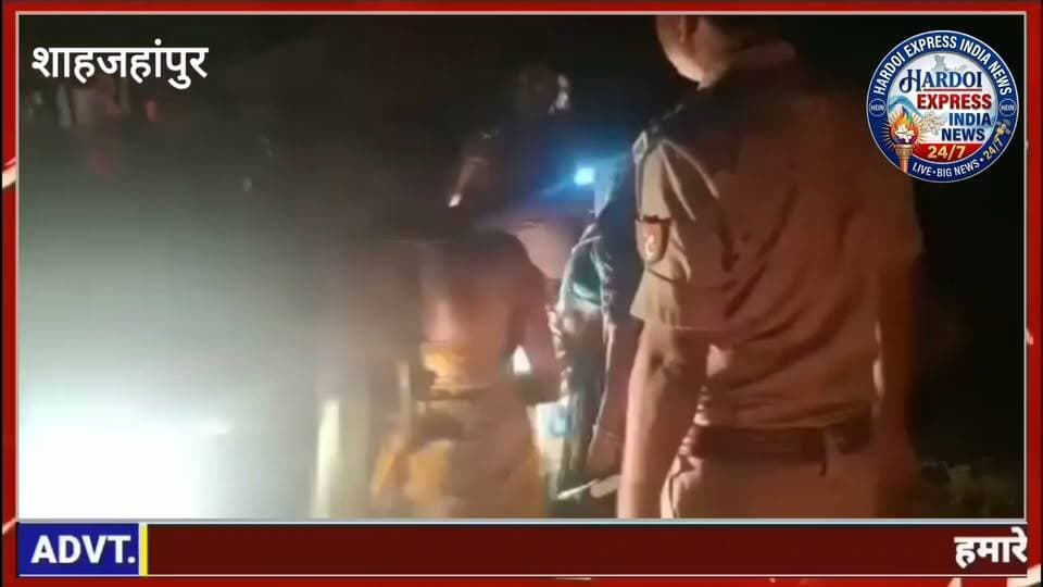 शाहजहांपुर पुलिस पर गंभीर आरोप: 100 पुलिसकर्मियों के काफिले के साथ गांव पहुंची पुलिस, महिला के पति को बेरहमी से पीटने का दावा
शाहजहांपुर पुलिस की कार्यप्रणाली पर गंभीर सवाल खड़े करने वाली एक घटना सामने आई है। शाहजहांपुर के मलवा थाना क्षेत्र अंतर्गत कबीरपुर गांव से पुलिसिया कार्रवाई पर गंभीर आरोप लगे हैं।
प्राप्त जानकारी के अनुसार, रात करीब 9 बजे लगभग 100 पुलिसकर्मियों का काफिला कबीरपुर गांव पहुंचा। एक स्थानीय गरीब महिला ने पुलिस पर आरोप लगाते हुए कहा है कि पुलिसकर्मियों ने उसके पति की बेरहमी से पिटाई कर दी। महिला का दावा है कि इस मारपीट के कारण उसका पति बेहोश हो गया और उसके पैर में गंभीर चोट आई है।
पीड़ित महिला का यह भी आरोप है कि गांव में नूनिया समुदाय के लोग रहते हैं, जिसके कारण पुलिस उनके साथ कथित तौर पर भेदभावपूर्ण और अमानवीय व्यवहार करती है।
इस घटना के बाद पुलिस प्रशासन की कार्यशैली पर सवाल उठने लगे हैं कि कानून लागू करने वाली पुलिस को किसी नागरिक के साथ इस तरह मारपीट करने का अधिकार किसने दिया। फिलहाल इस पूरे मामले को लेकर शाहजहांपुर पुलिस की आधिकारिक प्रतिक्रिया का इंतजार है।