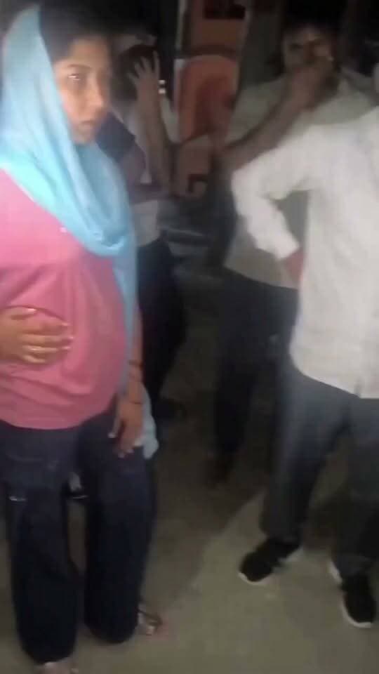 पत्नी को दूसरे शख्स के साथ देख आपे से बाहर हुआ पति, मौके पर ही बोला 'तलाक-तलाक-तलाक'; वीडियो सोशल मीडिया पर वायरल
सोशल मीडिया पर एक हैरान कर देने वाला मामला सामने आया है, जहाँ एक पति ने अपनी पत्नी को किसी अन्य व्यक्ति के साथ देखकर अपना आपा खो दिया। प्रत्यक्षदर्शियों और वायरल वीडियो के अनुसार, गुस्से में आकर पति ने मौके पर ही पत्नी को 'तलाक-तलाक-तलाक' बोल दिया।
घटना के वक्त वहां मौजूद लोगों ने इस पूरे वाकये को अपने फोन में कैद कर लिया, जिसके बाद यह वीडियो विभिन्न सोशल मीडिया प्लेटफॉर्म्स पर वायरल होने लगा। वीडियो के सामने आने के बाद नेटिजन्स के बीच इस मुद्दे पर तरह-तरह की प्रतिक्रियाएं देखने को मिल रही हैं और ऑनलाइन बहस छिड़ गई है।