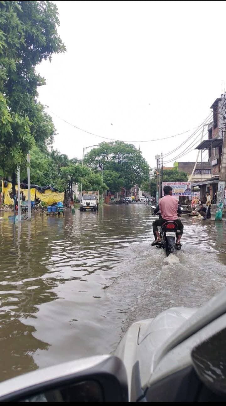 भारी बारिश से तबाही, फसलें बर्बाद, मकान गिरे, जनजीवन अस्त-व्यस्त, सिस्टम की खुली पोल
हरदोई: लगातार बारिश के कारण कस्बा कछौना सहित ग्रामीण क्षेत्र में जल भराव से सैकड़ो बीघा फसल बर्बाद हो गई। वही पशुहानि के साथ जनहानि हो रही है। लोगों के सामने आवागमन, भरण पोषण, पशुहानि, मकान गिरने से सामग्री खराब होने के साथ जनहानि हो रही है। पूरे सिस्टम की पोल खुल गई है। वहीं सामुदायिक स्वास्थ्य केंद्र में जल भराव के कारण स्वास्थ्य सेवाएं प्रभावित हो रही है। परिषदीय स्कूलों में जल भराव के कारण शिक्षण कार्य भी प्रभावित है। जिससे अनहोनी घटना की प्रबल संभावना है। पूरे सिस्टम की जमीनी हकीकत को देखने आलाधिकारी पहुंचकर व्यवस्था दुरुस्त कर रहे हैं।
पूरे मामले को लेकर जल निकासी की समुचित व्यवस्था को लेकर नगर अध्यक्ष राधारमण शुक्ला उर्फ पंकज की मांग पर सभापति याचिका समिति अशोक अग्रवाल ने नगर पंचायत कछौना पतसेनी में अमृत योजना कार्यक्रम के अंतर्गत सीवर निकासी (जल निकासी) के लिए प्रमुख सचिव नगर विकास विभाग को पत्र लिखा है। जल भराव का प्रमुख कारण तालाबों पर अतिक्रमण, ड्रेनों की समय पर सफाई न होना व अंधाधुंध प्लास्टिक का प्रयोग के कारण जल बहाव की ज्वलंत समस्या खड़ी हो गई है।
वहीं ग्रामीण क्षेत्र के सैकड़ो गांवो की विद्युत आपूर्ति तीन दिनों से बाधित है, कई स्थानों का पेड़ व बिजली के खंभे गिरने से विद्युत लाइन क्षतिग्रस्त हो गई है। जन जीवन पर सीधा असर पड़ रहा है। विधायक रामपाल वर्मा ने बताया संबंधित अधिकारियों को निर्देश दिया गया, पूरी सतर्कता के साथ स्थलीय निरीक्षण कर सही आकलन कर प्रभावित परिवारों व किसानों को त्वरित सहायता उपलब्ध कराएं। वहीं तहसील प्रशासन द्वारा राहत आपदा कंट्रोल रूम मोबाइल नंबर 9621258552, 9454416624 व 9453103020 जनहानि, पशुहानि, मकान क्षति, शर्पदंश, फसल नुकसान, ड्रेन व नहर की ओवरफ्लो कटान की सूचना दें।