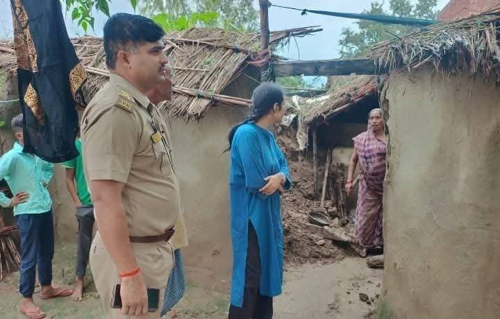 सवायजपुर में भारी बारिश के बीच प्रशासन अलर्ट, संवेदनशील क्षेत्रों का एसडीएम ने किया निरीक्षण
हरदोई। चक्रवाती मौसम और लगातार हो रही भारी बारिश को देखते हुए सवायजपुर तहसील प्रशासन पूरी तरह सतर्क नजर आया। उपजिलाधिकारी सवायजपुर ने ग्राम गौरिया समेत बाढ़ प्रभावित क्षेत्रों, नदी के तटबंध किनारे बसे गांवों और जलभराव वाले संवेदनशील स्थानों का भ्रमण कर स्थिति का जायजा लिया।
निरीक्षण के दौरान अधिकारियों ने जलभराव की स्थिति, नदी के जलस्तर तथा संवेदनशील स्थानों की स्थिति की जानकारी ली। उपजिलाधिकारी ने मौके पर मौजूद संबंधित अधिकारियों एवं कर्मचारियों को आवश्यक व्यवस्थाएं सुनिश्चित करने तथा किसी भी आपात स्थिति में तत्काल कार्रवाई के निर्देश दिए।
इस दौरान थाना सवायजपुर के एसएचओ प्रिंस भी मौजूद रहे। प्रशासन की टीम ने जर्जर मकानों और जलभराव वाले स्थानों पर रहने वाले ग्रामीणों से सावधानी बरतने की अपील की। ऐसे स्थानों पर रहने वाले ग्रामीणों को आवश्यकता पड़ने पर सरकारी आश्रय स्थल में सुरक्षित रहने के लिए कहा गया।
उपजिलाधिकारी ने ग्रामीणों को भरोसा दिलाया कि प्रशासन की ओर से हर संभव मदद उपलब्ध कराई जाएगी। साथ ही संबंधित अधिकारियों को क्षेत्र में लगातार निगरानी बनाए रखने और किसी भी अप्रिय स्थिति की सूचना मिलने पर तत्काल आवश्यक कदम उठाने के निर्देश दिए गए।