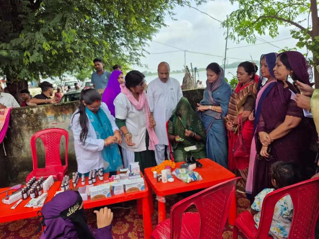 आंगन से मिलन कार्यक्रम में केन्द्रीय मंत्री डॉ. वीरेंद्र कुमार ने कहा—सभी का पोषण सुनिश्चित हो
31 बच्चों एवं 17 महिलाओं का स्वास्थ्य परीक्षण, गर्भवती एवं धात्री महिलाओं से किया संवाद
-------
छतरपुर जिले में #सेवा_संकल्प_अभियान अंतर्गत आंगन से मिलन कार्यक्रम आयोजित किए जा रहे हैं। अभियान के प्रथम चरण के द्वितीय दिवस 27 सितंबर को महिला एवं बाल विकास परियोजना छतरपुर ग्रामीण के मातगुवां क्षेत्र के आंगनवाड़ी केन्द्रों में कार्यक्रम आयोजित हुआ।
ग्राम मातगुवां के आंगनवाड़ी केन्द्र में कार्यक्रम का शुभारंभ केन्द्रीय सामाजिक न्याय एवं अधिकारिता मंत्री डॉ. वीरेंद्र कुमार ने माँ सरस्वती के चित्र पर माल्यार्पण एवं दीप प्रज्ज्वलित कर किया। कार्यक्रम में जनप्रतिनिधि एवं संबंधित अधिकारी उपस्थित रहे।
द्वितीय दिवस की थीम बाल स्वास्थ्य एवं आनंदमयी गतिविधि रही। बच्चों द्वारा गीत एवं कहानी सहित विभिन्न गतिविधियों में सहभागिता की गई। उत्कृष्ट प्रदर्शन करने वाले बच्चों को पुरस्कार प्रदान किए गए तथा सभी बच्चों का उत्साहवर्धन किया गया।
मातगुवां क्षेत्र के चार आंगनवाड़ी केन्द्रों के संयुक्त स्वास्थ्य शिविर में 31 बच्चों एवं 17 महिलाओं का स्वास्थ्य परीक्षण कर आवश्यक दवाओं का वितरण किया गया। इस दौरान प्रधानमंत्री नरेंद्र मोदी एवं मुख्यमंत्री डॉ. मोहन यादव के वीडियो संदेशों का प्रसारण भी किया गया।
केन्द्रीय मंत्री डॉ. वीरेंद्र कुमार ने कहा कि प्रत्येक बच्चे, गर्भवती एवं धात्री महिला को उचित पोषण आहार एवं स्वास्थ्य सेवाएं उपलब्ध कराना सुनिश्चित किया जाए। बच्चों के वजन की नियमित निगरानी तथा आवश्यकता अनुसार एनआरसी में रेफर करने की व्यवस्था सुनिश्चित हो। उन्होंने गर्भवती महिलाओं को नियमित स्वास्थ्य परामर्श एवं पोषण सेवाएं उपलब्ध कराने पर भी जोर दिया।
केन्द्रीय मंत्री ने महिलाओं से संवाद कर उनकी समस्याएं सुनीं तथा संबंधित अधिकारियों को आवश्यक निर्देश दिए। आशा कार्यकर्ता, आंगनवाड़ी कार्यकर्ता, एएनएम एवं महिला पर्यवेक्षक को सम्मानित किया गया। साथ ही गर्भवती माताओं एवं विभिन्न योजनाओं की हितग्राहियों का भी सम्मान किया गया।
#chhatarpur Jansampark Madhya Pradesh Social Justice & Disabled Welfare Department, MP