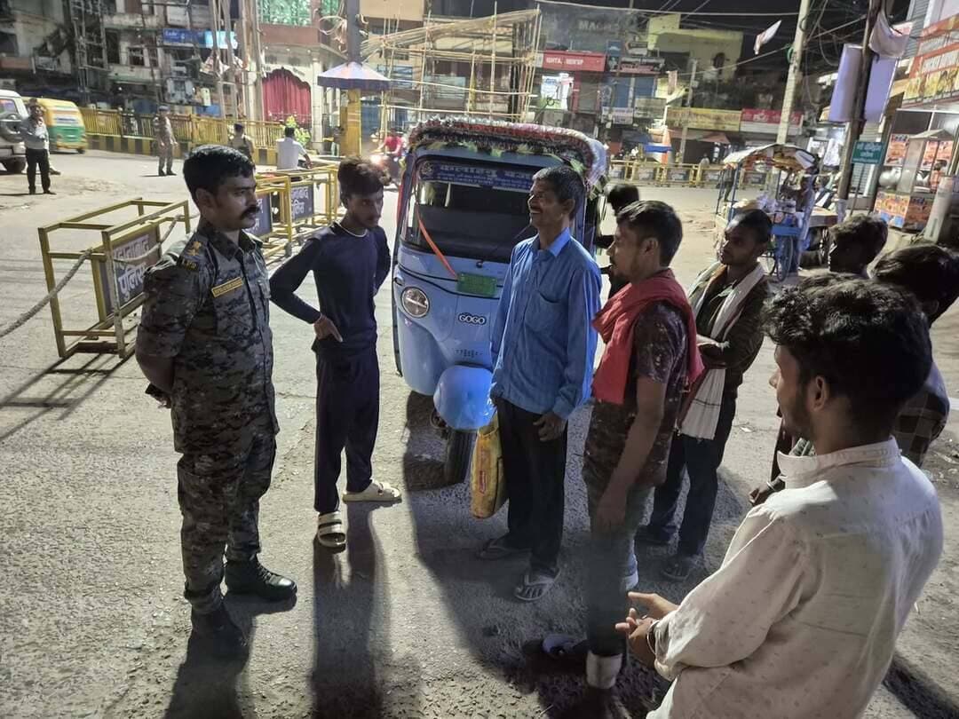 रात में चौक-चौराहों पर एसपी ने खुद संभाली सुरक्षा व्यवस्था
जहानाबाद : पुलिस अधीक्षक जहानाबाद ने रविवार की रात जिले के विभिन्न चौक-चौराहों पर स्वयं पहुंचकर वाहन जांच एवं सुरक्षा व्यवस्था का जायजा लिया। इस दौरान पुलिस टीम द्वारा वाहनों की जांच की गई। एसपी ने मौके पर आमजन से संवाद कर सुरक्षित एवं भयमुक्त वातावरण का संदेश दिया।
रात्रि गश्ती के दौरान पुलिस अधीक्षक ने सुरक्षा व्यवस्था को लेकर पुलिस पदाधिकारियों को आवश्यक दिशा-निर्देश दिए। चौक-चौराहों पर पुलिस की सक्रिय मौजूदगी से लोगों में सुरक्षा का विश्वास मजबूत करने का प्रयास किया गया। साथ ही यातायात व्यवस्था को बेहतर बनाए रखने और नियमों का पालन सुनिश्चित कराने पर जोर दिया गया।
पुलिस अधीक्षक ने कहा कि जिले में कानून-व्यवस्था बनाए रखने के साथ नागरिकों की सुरक्षा पुलिस की प्राथमिकता है। रात के समय प्रमुख स्थानों पर पुलिस की सक्रियता बढ़ाने और संदिग्ध गतिविधियों पर नजर रखने के निर्देश दिए गए हैं।