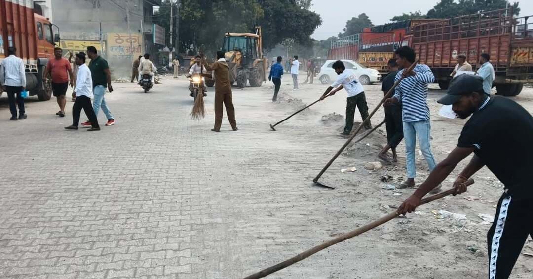 2 किलोमीटर क्षेत्र में 4 घंटे चला सफाई अभियान, 12 टन कचरा किया साफ
नगर निगम ने वार्ड 16 की कुलदीप नगर कॉलोनी स्थित ऑटो मार्केट में चलाया विशेष सफाई अभियान
यमुनानगर। (राष्ट्रीय कदम) ब्यूरो: स्वच्छता ही सेवा अभियान के तहत नगर निगम की ओर से वार्ड नंबर 16 की कुलदीप नगर कॉलोनी स्थित ऑटो मार्केट में विशेष सफाई अभियान चलाया गया। मेयर सुमन बहमनी और निगम आयुक्त महाबीर प्रसाद के निर्देशों पर चलाए अभियान का शुभारंभ मुख्य सफाई निरीक्षक अमित कंबोज और वार्ड पार्षद संदीप धीमान ने झाड़ू लगाकर किया। अभियान में 100 से अधिक नगर निगम कर्मचारियों और स्थानीय नागरिकों ने भाग लिया।
करीब चार घंटे तक चले इस विशेष सफाई अभियान के दौरान 2 किलोमीटर से अधिक क्षेत्र में सफाई की गई। इस दौरान ऑटो मार्केट और आसपास के क्षेत्रों में लंबे समय से जमा कचरे को साफ किया गया। अभियान में 12 टन से अधिक कचरा एकत्रित किया गया, जिसका उठान कर निस्तारण के लिए कचरा प्लांट कैल भेजा गया।
सफाई अभियान के दौरान नालियों की भी विशेष सफाई की गई। सड़क किनारे और आसपास के क्षेत्रों में जमा गंदगी व कचरे को हटाकर क्षेत्र को स्वच्छ बनाया गया। नगर निगम कर्मचारियों ने स्थानीय नागरिकों को स्वच्छता के प्रति जागरूक करते हुए कचरा इधर-उधर न फेंकने और गीले-सूखे कचरे को अलग-अलग रखने की अपील की।
मुख्य सफाई निरीक्षक अमित कंबोज ने कहा कि स्वच्छता ही सेवा अभियान के तहत शहर के विभिन्न क्षेत्रों में विशेष सफाई अभियान चलाए जा रहे हैं। उन्होंने कहा कि स्वच्छ शहर बनाने के लिए नगर निगम के साथ नागरिकों की भागीदारी भी जरूरी है। वार्ड पार्षद संदीप धीमान ने भी स्थानीय लोगों से सफाई व्यवस्था बनाए रखने और नगर निगम कर्मचारियों का सहयोग करने की अपील की।
अभियान में सफाई निरीक्षक प्रदीप दहिया, सफाई निरीक्षक सुशील शर्मा, एसबीएम टीम विशेषज्ञ आकाश कुमार, गगन सहित नगर निगम कर्मचारी और स्थानीय नागरिक मौजूद रहे।