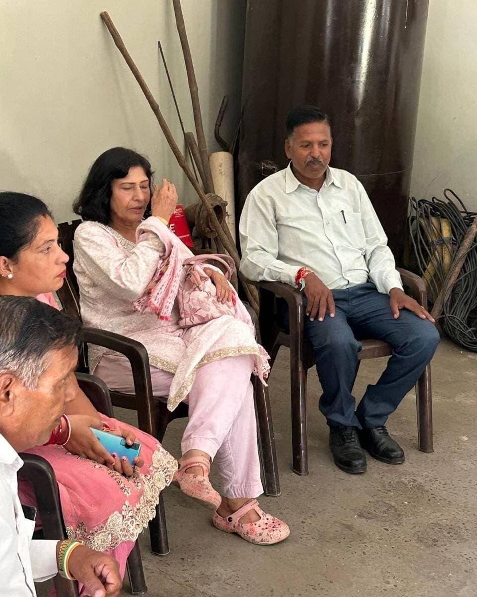 28 सितंबर के विरोध प्रदर्शन को लेकर कैलाशो सैनी का रादौर क्षेत्र में जनसंपर्क अभियान तेज, यमुनानगर मुख्यालय पर प्रस्तावित लोकतांत्रिक विरोध प्रदर्शन में अधिक से अधिक कार्यकर्ताओं की भागीदारी का आह्वान
रादौर। (राष्ट्रीय कदम) ब्यूरो: 28 सितंबर को यमुनानगर मुख्यालय पर आयोजित होने वाले विरोध प्रदर्शन को लेकर रादौर विधानसभा क्षेत्र में जनसंपर्क अभियान तेज हो गया है। इसी कड़ी में कैलाशो सैनी ने रादौर हल्के के विभिन्न गांवों का दौरा कर कार्यकर्ताओं एवं स्थानीय लोगों से संवाद किया और कार्यक्रम की तैयारियों को लेकर चर्चा की।
जनसंपर्क अभियान के दौरान खुर्दबन, फतेहगढ़, गुमथला, संधाला, संदाली, मंदार, जयपुर, बहादुरपुर, खुरदी, रायपुर, दौलतपुर और टोड़रपुर सहित कई गांवों में पहुंचकर कार्यकर्ताओं को 28 सितंबर के कार्यक्रम की जानकारी दी गई।
इस दौरान कैलाशो सैनी ने कार्यकर्ताओं से एकजुट होकर यमुनानगर मुख्यालय पहुंचने और शांतिपूर्ण लोकतांत्रिक विरोध प्रदर्शन में भाग लेने का आह्वान किया। उन्होंने कहा कि जनता से जुड़े मुद्दों को उठाने के लिए लोकतांत्रिक तरीके से अपनी आवाज बुलंद करना जरूरी है।
उन्होंने कहा कि 28 सितंबर को होने वाले प्रदर्शन में रादौर क्षेत्र से अधिक से अधिक कार्यकर्ताओं की भागीदारी सुनिश्चित करने के लिए लगातार गांव-गांव जनसंपर्क किया जा रहा है।
📅 28 सितंबर 2026
📍 यमुनानगर मुख्यालय
एकजुटता • लोकतांत्रिक आवाज • जनभागीदारी