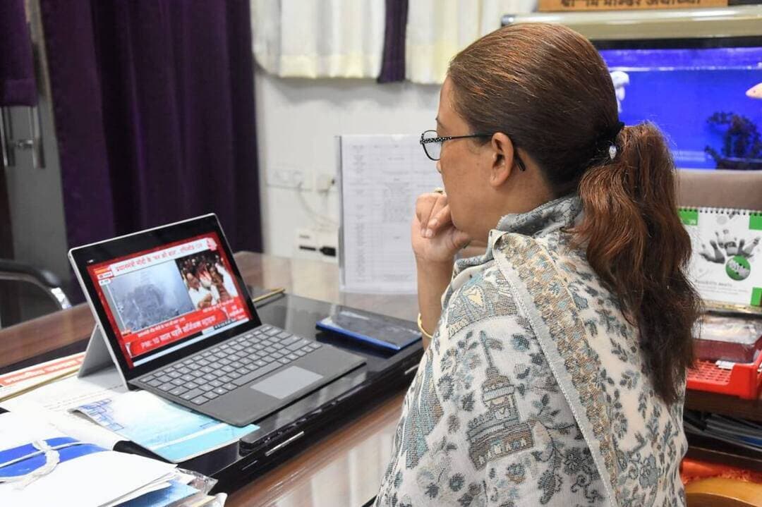 कैबिनेट मंत्री रेखा आर्या ने आज यमुना कॉलोनी स्थित अपने शासकीय आवास पर प्रधानमंत्री श्री नरेंद्र मोदी के मासिक रेडियो कार्यक्रम ‘मन की बात’ के 138वें संस्करण को सुना। इस दौरान प्रधानमंत्री ने देशवासियों से संवाद करते हुए राष्ट्रहित, जनभागीदारी, सामाजिक सरोकार और देश की उपलब्धियों से जुड़े विभिन्न विषयों का भी जिक्र किया।
प्रधानमंत्री नरेंद्र मोदी ने कार्यक्रम मे 2016 में हुई सर्जिकल स्ट्राइक के 10 वर्ष पूरे होने की बात कही साथ ही उन्होंने भारतीय सेना के साहस और पराक्रम को याद करते हुए कहा कि 28-29 सितंबर 2016 को भारतीय सेना ने पाकिस्तान में आतंकी ठिकानों के खिलाफ कार्रवाई की थी। प्रधानमंत्री ने इसे आतंकवाद के खिलाफ भारत की नीति का एक महत्वपूर्ण उदाहरण बताते हुए कहा कि आज भारत आतंकवाद के प्रति ‘जीरो टॉलरेंस’ की नीति पर आगे बढ़ रहा है।
कैबिनेट मंत्री रेखा आर्या ने कहा कि प्रधानमंत्री नरेंद्र मोदी का ‘मन की बात’ कार्यक्रम देश के विभिन्न हिस्सों में हो रहे सकारात्मक कार्यों और जनभागीदारी की प्रेरक कहानियों को राष्ट्रीय स्तर मंच प्रदान कर रहा है।उन्होंने कहा कि प्रधानमंत्री जी द्वारा भारतीय सेना के शौर्य, आतंकवाद के खिलाफ भारत की दृढ़ नीति, जनगणना जैसे राष्ट्रीय दायित्व और समाज के विभिन्न वर्गों के सकारात्मक प्रयासों का उल्लेख देशवासियों को राष्ट्रहित में अपनी भूमिका निभाने के लिए प्रेरित करता है।
कैबिनेट मंत्री रेखा आर्या ने कहा कि प्रधानमंत्री नरेंद्र मोदी के नेतृत्व में महिलाओ को विकास की मुख्यधारा से जोड़ने पर लगातार काम किये जा रहे है। आज महिलाएं शिक्षा, स्वरोजगार, सेना, खेल आदि मे अपनी पहचान बनाने के साथ अपनी मेहनत के बल पर देश-दुनिया में प्रदेश का नाम रोशन कर रही हैं।
साथ ही कहा कि ‘मन की बात’ केवल प्रधानमंत्री जी का देशवासियों से संवाद नहीं, बल्कि सेवा, सहभागिता, सामाजिक जिम्मेदारी और राष्ट्र निर्माण की भावना को मजबूत करने का माध्यम बन चुका है। उन्होंने कहा कि प्रधानमंत्री जी के विचारों से प्रेरणा लेते हुए हम सभी को राष्ट्रहित और समाजहित के कार्यों में अपनी भागीदारी को और मजबूत करना चाहिए।