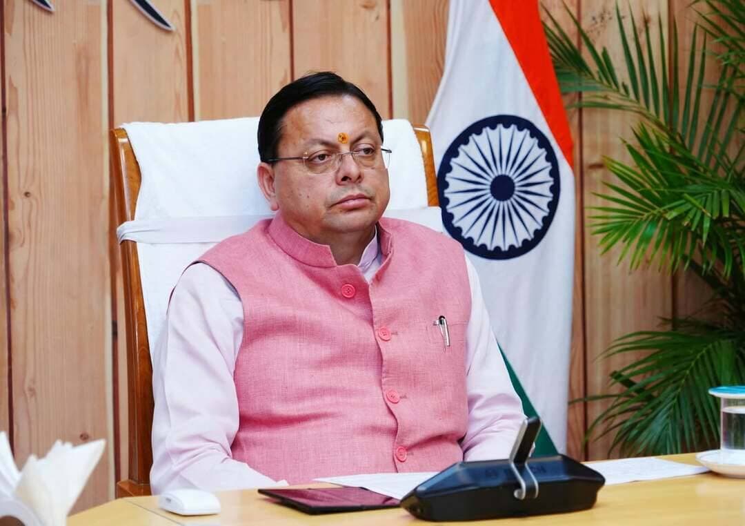 *प्रधानमंत्री का ‘मन की बात’ कार्यक्रम देशवासियों को राष्ट्र निर्माण में सक्रिय भागीदारी के लिए करता है प्रेरित -मुख्यमंत्री*
*प्रधानमंत्री द्वारा ‘मन की बात’ में उत्तराखण्ड के माणा और बगोरी गांव का उल्लेख प्रदेश के लिए गौरव का विषय - मुख्यमंत्री
*मुख्यमंत्री ने मुख्यमंत्री आवास में सुना प्रधानमंत्री के ‘मन की बात’ कार्यक्रम का 138वां संस्करण*
मुख्यमंत्री श्री पुष्कर सिंह धामी ने रविवार को मुख्यमंत्री आवास में प्रधानमंत्री श्री नरेंद्र मोदी के ‘मन की बात’ कार्यक्रम का 138वां संस्करण सुना। मुख्यमंत्री ने कहा कि प्रधानमंत्री श्री नरेंद्र मोदी का ‘मन की बात’ कार्यक्रम देशवासियों के सकारात्मक प्रयासों, उपलब्धियों और प्रेरक कार्यों को राष्ट्रीय मंच प्रदान करने के साथ ही लोगों को राष्ट्र निर्माण में सक्रिय भागीदारी के लिए प्रेरित करता है।
मुख्यमंत्री ने कहा कि प्रधानमंत्री द्वारा ‘मन की बात’ में उत्तराखण्ड के सीमांत क्षेत्रों का विशेष उल्लेख किया जाना प्रदेश के लिए गौरव का विषय है। प्रधानमंत्री ने बताया कि देश में जनगणना के प्रथम चरण के तहत उत्तराखण्ड के दुर्गम और बर्फीले क्षेत्रों में भी जनगणना का कार्य किया जा रहा है। प्रधानमंत्री ने अपने संबोधन में उत्तराखण्ड के चमोली जनपद स्थित देश के प्रथम गांव माणा का विशेष उल्लेख करते हुए बताया कि यहां जनगणना की शुरुआत 83 वर्षीय पूर्णिमा रावत से की गई। उन्होंने उत्तरकाशी जनपद के बगोरी गांव का भी उल्लेख किया, जहां होमस्टे संचालक हरदेव सिंह राणा ने डिजिटल माध्यम से स्वयं अपनी जानकारी दर्ज कर स्व-गणना की।
मुख्यमंत्री ने कहा कि प्रधानमंत्री द्वारा माणा और बगोरी जैसे सीमांत गांवों के उदाहरण देश के सामने रखना उत्तराखण्ड के लिए सम्मान की बात है। यह राज्य के सीमांत क्षेत्रों में हो रहे बदलाव, डिजिटल जागरूकता और राष्ट्र निर्माण में वहां के लोगों की सक्रिय भागीदारी को भी दर्शाता है। प्रधानमंत्री ने जनगणना को प्रत्येक नागरिक का राष्ट्रीय दायित्व बताते हुए देशवासियों से इसमें सक्रिय सहयोग करने का आह्वान किया। मुख्यमंत्री ने भी प्रदेशवासियों से जनगणना में अपनी सही जानकारी दर्ज कराने और इस राष्ट्रीय दायित्व में पूर्ण सहयोग देने की अपील की।
प्रधानमंत्री ने कार्यक्रम में वर्ष 2016 की सर्जिकल स्ट्राइक के दस वर्ष पूरे होने का उल्लेख करते हुए भारतीय सेना के शौर्य और आतंकवाद के विरुद्ध भारत की दृढ़ नीति का स्मरण किया। उन्होंने स्वच्छता, पर्यावरण संरक्षण, नशा मुक्त युवा अभियान, खेल प्रतिभाओं को प्रोत्साहन, पोषण, स्थानीय उत्पादों और ‘वोकल फॉर लोकल’ जैसे विषयों पर भी देशवासियों से जनभागीदारी का आह्वान किया।
मुख्यमंत्री ने कहा कि स्वच्छता, पर्यावरण संरक्षण, नशामुक्ति और स्थानीय उत्पादों को प्रोत्साहन जैसे विषय उत्तराखण्ड के लिए भी विशेष महत्व रखते हैं। उन्होंने प्रदेशवासियों से प्रधानमंत्री के संदेशों को आत्मसात करते हुए विकसित भारत और विकसित उत्तराखण्ड के निर्माण में सक्रिय योगदान देने का आह्वान किया।
इस अवसर पर सांसद श्रीमती माला राज्यलक्ष्मी शाह, अन्य जनप्रतिनिधि एवं मुख्यमंत्री कार्यालय के अधिकारी उपस्थित थे।