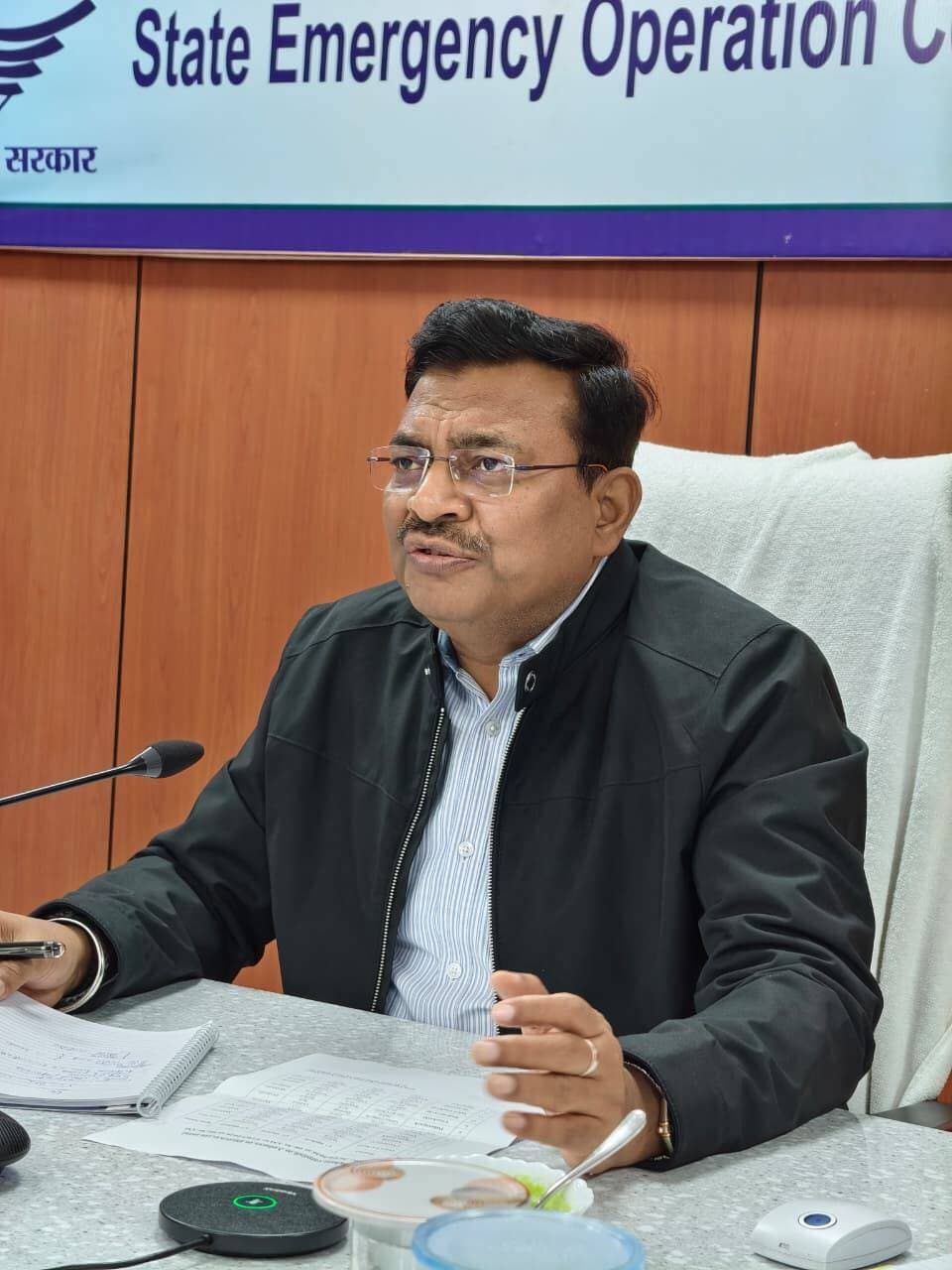 24×7 अलर्ट मोड पर रहें अधिकारीः मुख्य सचिव
कहा-राज्य के नागरिकों की सुरक्षा सर्वोच्च प्राथमिकता, मुख्य सचिव ने एसईओसी से की स्थिति की समीक्षा
देहरादून। मुख्य सचिव श्री आनंद बर्द्धन ने मौसम विभाग द्वारा जारी रेड तथा आरेंज अलर्ट को लेकर रविवार को देर शाम राज्य आपाताकालीन परिचालन केंद्र पहुंचकर प्रदेशभर में वर्षा से उत्पन्न स्थिति की समीक्षा की। उन्होंने स्पष्ट निर्देश दिए कि जनजीवन की सुरक्षा राज्य सरकार की सर्वोच्च प्राथमिकता है और किसी भी संभावित आपदा से प्रभावी ढंग से निपटने के लिए सभी विभाग पूर्ण समन्वय के साथ 24×7 अलर्ट मोड पर कार्य करें। उन्होंने राज्यभर में वर्षा की स्थिति, नदियों के जलस्तर, बंद सड़कों, भूस्खलन से प्रभावित क्षेत्रों, राहत एवं बचाव कार्यों, विद्युत एवं पेयजल आपूर्ति, संचार व्यवस्था तथा अन्य आवश्यक सेवाओं की विस्तृत जानकारी ली। विभिन्न जनपदों में हुई वर्षा, संभावित मौसम पूर्वानुमान तथा आगामी दिनों की तैयारियों की समीक्षा करते हुए उन्होंने निर्देश दिए कि प्रत्येक स्थिति पर लगातार निगरानी रखी जाए और किसी भी आपात परिस्थिति में त्वरित कार्रवाई सुनिश्चित की जाए।
मुख्य सचिव श्री आनंद बर्द्धन ने सभी जिलाधिकारियों को निर्देश दिए कि वर्षा एवं अतिवृष्टि से हुई क्षति का विस्तृत आकलन कर उसकी सूचना शीघ्र यूएसडीएमए को उपलब्ध कराई जाए, ताकि प्रभावित क्षेत्रों में राहत एवं पुनर्स्थापना कार्यों को तेजी से आगे बढ़ाया जा सके। उन्होंने कहा कि क्षतिग्रस्त परिसंपत्तियों एवं जनहानि का आकलन करते हुए प्रभावित लोगों को नियमानुसार मुआवजे का वितरण प्राथमिकता के आधार पर जल्द से जल्द सुनिश्चित किया जाए।
मुख्य सचिव ने माननीय मुख्यमंत्री श्री पुष्कर सिंह धामी द्वारा प्रदेश की सड़कों को 15 अक्टूबर तक गड्ढामुक्त किए जाने के निर्देशों का उल्लेख करते हुए सभी जिलों को तय समयसीमा के भीतर अभियान चलाकर सड़कों की मरम्मत एवं पुनस््र्थापना का कार्य पूरा करने के निर्देश दिए। उन्होंने कहा कि क्षतिग्रस्त सड़कों की नियमित मॉनिटरिंग की जाए और संवेदनशील मार्गों पर विशेष ध्यान दिया जाए।
मुख्य सचिव ने बारिश के दौरान सभी जनपदों द्वारा किए गए राहत, बचाव एवं आपदा प्रबंधन कार्यों की सराहना करते हुए अधिकारियों की पीठ थपथपाई और कहा कि चुनौतीपूर्ण परिस्थितियों में सभी विभागों एवं जिला प्रशासन द्वारा बेहतर समन्वय के साथ कार्य किया गया है। उन्होंने अधिकारियों को इसी तत्परता एवं समन्वय के साथ आगे भी कार्य जारी रखने के निर्देश दिए।
उन्होंने राज्य आपातकालीन परिचालन केंद्र को सभी जनपदों के साथ निरंतर समन्वय बनाए रखने के निर्देश दिए। उन्होंने कहा कि बंद सड़कों को प्राथमिकता के आधार पर शीघ्र खोला जाए तथा भूस्खलन संभावित एवं संवेदनशील स्थानों पर पर्याप्त मशीनरी पहले से तैनात रखी जाए। जिन स्थानों पर भूस्खलन अथवा मार्ग अवरुद्ध होने की संभावना अधिक रहती है, वहां पहले से पर्याप्त संख्या में जेसीबी, पोकलैंड मशीनें, आवश्यक उपकरण एवं तकनीकी दल तैनात किए जाएं, ताकि मार्ग अवरुद्ध होने की स्थिति में तत्काल यातायात बहाल किया जा सके।
उन्होंने सभी विभागों को आपसी समन्वय के साथ पूरी सतर्कता एवं संवेदनशीलता से कार्य करने को कहा, ताकि किसी भी आपदा की स्थिति में तत्काल और प्रभावी कार्रवाई सुनिश्चित की जा सके। कहा कि बिजली, पेयजल एवं संचार सेवाओं की बहाली सर्वोच्च प्राथमिकता पर की जाए।
उन्होंने निर्देश दिए कि सभी जिलों में एनडीआरएफ, एसडीआरएफ, पुलिस, स्वास्थ्य, लोक निर्माण, विद्युत, पेयजल, खाद्य एवं नागरिक आपूर्ति सहित सभी संबंधित विभाग पूर्ण समन्वय के साथ कार्य करें। दूरस्थ एवं संवेदनशील क्षेत्रों में खाद्यान्न, दवाइयों, ईंधन तथा अन्य आवश्यक वस्तुओं का पर्याप्त भंडारण पहले से सुनिश्चित किया जाए, ताकि सड़क बंद होने की स्थिति में स्थानीय नागरिकों को किसी प्रकार की कठिनाई का सामना न करना पड़े। बैठक में सचिव आपदा प्रबंधन एवं पुनर्वास श्री विनोद कुमार सुमन, आयुक्त गढ़वाल श्री आनंद स्वरूप, अपर मुख्य कार्यकारी अधिकारी प्रशासन श्री प्रकाश चंद्र, अपर मुख्य कार्यकारी अधिकारी डीआईजी श्री राजकुमार नेगी, विशेषज्ञ श्री मनीष भगत, डाॅ. पूजा राणा, सुश्री प्रतिभा पुरोहित, श्री मोहित माथुर आदि उपस्थित रहे।
*यात्रा संचालन मौसम एवं मार्ग की स्थिति के आधार पर हो*
देहरादून। मुख्य सचिव श्री आनंद बर्द्धन ने निर्देश दिए कि मौसम की वास्तविक स्थिति को ध्यान में रखते हुए ही चारधाम यात्रा का संचालन किया जाए। यदि अत्यधिक वर्षा अथवा मार्ग अवरुद्ध होने जैसी परिस्थितियां उत्पन्न होती हैं तो यात्रियों को सुरक्षित स्थानों पर रोककर आवश्यक सुविधाएं उपलब्ध कराई जाएं तथा परिस्थितियां सामान्य होने के बाद ही उन्हें आगे भेजा जाए।
*नदियों के जलस्तर पर 24 घंटे निगरानी के निर्देश*
देहरादून। मुख्य सचिव श्री आनंद बर्द्धन ने नदियों के जलस्तर पर चैबीसों घंटे निगरानी बनाए रखने के निर्देश दिए। उन्होंने कहा कि नदी तटीय क्षेत्रों में रहने वाले लोगों को लगातार जागरूक किया जाए तथा खतरे की आशंका होने पर उन्हें समय रहते सुरक्षित स्थानों पर पहुंचाया जाए। उन्होंने निर्देश दिए कि डैम एवं बैराजों से पानी छोड़े जाने की स्थिति में डाउनस्ट्रीम क्षेत्रों में रहने वाले लोगों को पूर्व सूचना देकर सतर्क किया जाए।
*गर्भवती महिलाओं, बुजुर्गों एवं गंभीर रोगियों की विशेष निगरानी*
देहरादून। मुख्य सचिव ने गर्भवती महिलाओं, वरिष्ठ नागरिकों, दिव्यांगजनों तथा गंभीर बीमारियों से पीड़ित व्यक्तियों की विशेष निगरानी के निर्देश दिए। उन्होंने कहा कि संवेदनशील क्षेत्रों में रहने वाली गर्भवती महिलाओं को आवश्यकता के अनुसार समय रहते सुरक्षित स्थानों अथवा चिकित्सा सुविधाओं से युक्त स्थानों पर पहुंचाया जाए। जहां आवश्यकता हो वहां हेलीकॉप्टर सेवा भी उपलब्ध कराई जाए।
*डेंगू की रोकथाम के लिए युद्धस्तर पर अभियान के निर्देश*
देहरादून। मुख्य सचिव श्री आनंद बर्द्धन ने डेंगू की रोकथाम को लेकर भी जरूरी दिशा-निर्देश दिए। उन्होंने सभी नगर निगमों, नगर पालिकाओं, नगर पंचायतों तथा ग्राम पंचायतों को युद्धस्तर पर अभियान चलाने के निर्देश दिए। उन्होंने कहा कि जलभराव वाले सभी स्थानों की तत्काल पहचान कर वहां पानी की निकासी सुनिश्चित की जाए तथा नियमित फॉगिंग, एंटी लार्वा छिड़काव और विशेष स्वच्छता अभियान चलाया जाए। सभी जिला अस्पतालों, सामुदायिक स्वास्थ्य केंद्रों एवं प्राथमिक स्वास्थ्य केंद्रों में डेंगू जांच किट, पर्याप्त दवाइयां, रक्त की उपलब्धता, बेड तथा चिकित्सा कर्मियों की पर्याप्त व्यवस्था सुनिश्चित की जाए।
*ट्रेकर्स की सुरक्षा प्राथमिकता-मुख्य सचिव*
मुख्य सचिव श्री आनंद बर्द्धन ने एसईओसी पहुंचकर हाई एल्टीट्यूड ट्रेकिंग रूटों पर फंसे ट्रेकर्स के रेस्क्यू अभियान की समीक्षा की
देहरादून। मुख्य सचिव श्री आनंद बर्द्धन ने रविवार को राज्य आपातकालीन परिचालन केंद्र (एसईओसी) पहुंचकर उत्तरकाशी एवं बागेश्वर जनपदों में हाई एल्टीट्यूड ट्रेकिंग के दौरान विभिन्न स्थानों पर फंसे ट्रेकर्स को सुरक्षित निकालने के लिए संचालित किए जा रहे राहत एवं बचाव अभियान की समीक्षा की। उन्होंने अधिकारियों को निर्देश दिए कि सभी ट्रेकर्स को सुरक्षित निकालने के लिए युद्धस्तर पर रेस्क्यू अभियान संचालित किया जाए।
बैठक में सचिव आपदा प्रबंधन एवं पुनर्वास श्री विनोद कुमार सुमन ने बताया कि उत्तरकाशी जनपद में 10 ट्रेकिंग दलों के 136 ट्रेकर्स तथा बागेश्वर जनपद में 03 दलों के 43 ट्रेकर्स, कुल 13 ट्रेकिंग दलों के 179 ट्रेकर्स विभिन्न स्थानों पर फंसे हुए हैं। सभी ट्रेकर्स की सुरक्षित वापसी के लिए संबंधित जनपदों में रेस्क्यू प्लान तैयार किया गया है।
मुख्य सचिव ने निर्देश दिए कि सोमवार, 28 सितंबर को प्रातः 6 बजे से हेलीकॉप्टरों के माध्यम से रेस्क्यू अभियान प्रारंभ किया जाए। उन्होंने यूकाडा के माध्यम से पर्याप्त संख्या में हेलीकॉप्टरों की उपलब्धता सुनिश्चित करने के साथ ही आवश्यकता के अनुसार अतिरिक्त हेलीकॉप्टरों की व्यवस्था करने के निर्देश दिए। उन्होंने अधिकारियों को निर्देशित किया कि रेस्क्यू अभियान के दौरान सभी ट्रेकर्स से लगातार संपर्क बनाए रखा जाए तथा उनकी लोकेशन, स्वास्थ्य एवं अन्य आवश्यकताओं की नियमित जानकारी ली जाए। उन्होंने कहा कि दुर्गम एवं उच्च हिमालयी क्षेत्रों में मौसम की स्थिति को देखते हुए मौसम विभाग से लगातार समन्वय स्थापित करते हुए रेस्क्यू की कार्ययोजना में आवश्यकतानुसार बदलाव किया जाए।
मुख्य सचिव ने रेस्क्यू के बाद सभी ट्रेकर्स की तत्काल मेडिकल स्क्रीनिंग एवं स्वास्थ्य जांच सुनिश्चित करने के निर्देश दिए। उन्होंने एम्स ऋषिकेश तथा श्रीनगर मेडिकल कॉलेज को अलर्ट मोड पर रखने को कहा, ताकि आवश्यकता पड़ने पर अस्वस्थ ट्रेकर्स को तत्काल बेहतर चिकित्सा सुविधा उपलब्ध कराई जा सके। उन्होंने रेस्क्यू अभियान में शामिल हेलीकॉप्टरों के लिए एटीएफ (एविएशन टर्बाइन फ्यूल) की पर्याप्त उपलब्धता सुनिश्चित करने के निर्देश दिए, ताकि ईंधन की कमी के कारण रेस्क्यू अभियान प्रभावित न हो।
मुख्य सचिव ने विशेष रूप से निर्देश दिए कि रेस्क्यू अभियान में शामिल प्रत्येक हेलीकॉप्टर में सेटेलाइट फोन की उपलब्धता अनिवार्य रूप से सुनिश्चित की जाए, ताकि ऊंचाई वाले एवं संचार विहीन क्षेत्रों में भी रेस्क्यू टीमों के साथ निरंतर संपर्क बना रहे। उन्होंने उत्तरकाशी एवं बागेश्वर के जिलाधिकारियों को संबंधित रेस्क्यू टीमों, पुलिस, एसडीआरएफ, स्वास्थ्य विभाग, सेना, आईटीबीपी, यूकेएडीए एवं अन्य संबंधित विभागों के साथ बेहतर अंतर-विभागीय समन्वय सुनिश्चित करने के निर्देश दिए। मुख्य सचिव ने कहा कि प्रत्येक ट्रेकर का सुरक्षित रेस्क्यू सर्वोच्च प्राथमिकता है। उन्होंने अधिकारियों को निर्देशित किया कि रेस्क्यू अभियान के दौरान उपलब्ध संसाधनों का अधिकतम उपयोग करते हुए सभी ट्रेकर्स को जल्द से जल्द सुरक्षित स्थानों तक पहुंचाया जाए।
उन्होंने राज्य आपातकालीन परिचालन केंद्र को रेस्क्यू अभियान की 24×7 मॉनिटरिंग करने तथा जनपदों से लगातार अपडेट प्राप्त कर शासन स्तर पर आवश्यक समन्वय एवं सहायता उपलब्ध कराने के निर्देश भी दिए।
*महत्वपूर्ण अपडेट*
बागेश्वर जनपद के 43 ट्रेकर्स ट्रैकिंग मार्ग पर मौसम खराब होने के कारण सुरक्षित स्थानों पर रोके गए हैं, फंसे नहीं हैं। जिला प्रशासन बागेश्वर द्वारा मौसम की स्थिति के अनुसार उनके आगे रवानगी को लेकर निर्णय लिया जाएगा।