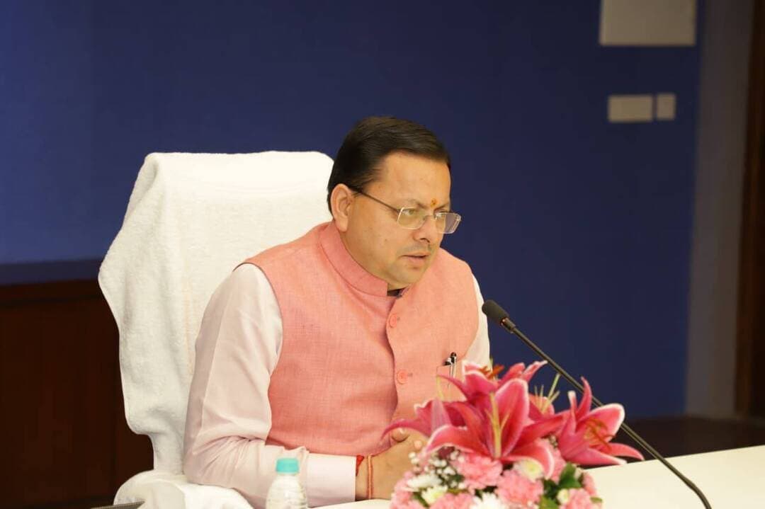 *बुद्धिजीवियों से संवाद में मुख्यमंत्री ने साझा की उत्तराखण्ड के विकास की प्राथमिकताएं*
*विभिन्न संस्थानों से जुडे उत्तराखण्ड के प्रवासी बुद्धिजीवियों ने राज्य के विकास के प्रति रखे अपने सुझाव*
*उत्तराखण्ड की विकास यांत्रा में प्रवासी उत्तराखण्ड वासियों की है महत्वपूर्ण भागीदारी- मुख्यमंत्री*
मुख्यमंत्री श्री पुष्कर सिंह धामी ने रविवार को नई दिल्ली स्थित उत्तराखण्ड निवास में उत्तराखंड के प्रवासी बुद्धिजीवियों से मुलाकात की। उन्होंने कहा कि उत्तराखंड की विकास यात्रा में प्रवासी उत्तराखंड वासियों एवं प्रबुद्ध जनों की महत्वपूर्ण भागीदारी है। इस अवसर पर प्रवासी बुद्धिजीवियों द्वारा राज्य के विकास के प्रति अपने महत्वपूर्ण सुझाव भी रखे गए। मुख्यमंत्री ने कहा कि प्राप्त सुझावों का समावेश राज्य के विकास हेतु तैयार की जाने वाली नीतियों में किया जाएगा। मुख्यमंत्री ने प्रवासी बंधुओ से संवाद के दौरान इस आयोजन में अपनी व्यस्तताओं के बावजूद उपस्थित होने के लिए उनका आभार भी व्यक्त किया।
मुख्यमंत्री ने कहा कि उत्तराखण्ड समृद्ध संस्कृति, परंपराओं और प्राकृतिक संपदा से परिपूर्ण राज्य है, जो हमें विरासत में मिला है। राज्य सरकार ने विकास को गति देने के लिए बजट को बढ़ाकर एक लाख 12 हजार करोड़ रुपये तक किया है। उन्होंने कहा कि रिवर्स पलायन की दिशा में अभी विभिन्न क्षेत्रों में और अधिक कार्य करने की आवश्यकता है। ‘पहाड़ का पानी और पहाड़ की जवानी’ को राज्य के विकास में उपयोगी बनाने के लिए सरकार निरंतर प्रयास कर रही है। पर्यटन, स्वरोजगार और स्थानीय आर्थिक गतिविधियों के विस्तार से रिवर्स माइग्रेशन की दिशा में सकारात्मक बदलाव देखने को मिल रहा है। मुख्यमंत्री ने कहा कि राज्य में रिवर्स माइग्रेशन में 44 प्रतिशत की वृद्धि दर्ज की गई है।
मुख्यमंत्री ने राज्य की मजबूत कनेक्टिविटी को निवेश के लिए महत्वपूर्ण ताकत बताते हुए कहा कि दिल्ली-देहरादून इकोनॉमिक कॉरिडोर के शुरू होने से राष्ट्रीय राजधानी और देहरादून के बीच यात्रा का समय काफी कम हुआ है। देहरादून से देश के प्रमुख शहरों के लिए 50 से अधिक हवाई सेवाएं उपलब्ध हैं। हरिद्वार राज्य के प्रमुख औद्योगिक क्षेत्रों में शामिल है, जबकि ऊधमसिंह नगर का पंतनगर कृषि के साथ-साथ औद्योगिक गतिविधियों के महत्वपूर्ण केंद्र के रूप में विकसित हुआ है। पंतनगर में प्रस्तावित ग्रीनफील्ड एयरपोर्ट को औद्योगिक और लॉजिस्टिक विकास की दृष्टि से महत्वपूर्ण बताया।
राज्य की उपलब्धियों का उल्लेख करते हुए मुख्यमंत्री ने कहा कि नीति आयोग की एसडीजी रैंकिंग में उत्तराखण्ड ने शीर्ष स्थान हासिल किया है। पर्वतीय और पूर्वोत्तर राज्यों की श्रेणी में भी राज्य को निवेश के लिए बेहतर नीतिगत वातावरण तैयार करने की दिशा में अग्रणी स्थान प्राप्त हुआ है।
युवाओं और रोजगार के विषय पर मुख्यमंत्री ने कहा कि राज्य सरकार ने पारदर्शी भर्ती प्रक्रिया को सर्वोच्च प्राथमिकता दी है। उन्होंने कहा कि 4 जुलाई 2021 को मुख्यमंत्री पद संभालने के बाद सरकार ने भर्ती प्रक्रियाओं में पारदर्शिता सुनिश्चित करने का संकल्प लिया। पेपर लीक और नकल के मामलों में कठोर कार्रवाई की गई तथा नकल माफिया के खिलाफ प्रभावी कार्रवाई करते हुए करीब 100 से अधिक लोगों को जेल भेजा गया। मुख्यमंत्री के अनुसार, 35 हजार से अधिक युवाओं को सरकारी सेवाओं में नियुक्ति दी गई है और भर्ती प्रक्रिया को पारदर्शी बनाने के लिए व्यापक सुधार किए गए हैं।
उन्होंने कहा कि होमस्टे, छोटे होटल, कृषि, बागवानी और स्थानीय उद्यमों के माध्यम से बड़ी संख्या में युवा और महिलाएं स्वरोजगार की दिशा में आगे बढ़ रहे हैं। राज्य की पर्यटन क्षमता को अर्थव्यवस्था का महत्वपूर्ण आधार बताते हुए मुख्यमंत्री ने कहा कि चारधाम यात्रा, कांवड़ यात्रा और आदि कैलाश जैसी यात्राओं में बड़ी संख्या में श्रद्धालु और पर्यटक पहुंच रहे हैं। चारधाम यात्रा में कई गुना वृद्धि हुई है, जबकि कांवड़ यात्रा में करीब पांच करोड़ श्रद्धालुओं के पहुंचने का उल्लेख किया गया। आदि कैलाश क्षेत्र में प्रधानमंत्री श्री नरेंद्र मोदी की यात्रा के बाद पर्यटकों और श्रद्धालुओं की संख्या में भी उल्लेखनीय वृद्धि हुई है। इससे सीमांत क्षेत्रों में पर्यटन आधारित अर्थव्यवस्था और स्थानीय रोजगार को बढ़ावा मिला है।
मुख्यमंत्री ने कहा कि उत्तराखण्ड में समान नागरिक संहिता लागू कर राज्य ने देश के सामने सुशासन और समान अधिकारों की दिशा में एक नया मॉडल प्रस्तुत किया है। उनके अनुसार, समान नागरिक संहिता लागू होने के बाद समाज में सकारात्मक वातावरण बना है तथा महिलाओं, बच्चों और बुजुर्गों के अधिकारों को मजबूती मिली है। उन्होंने कहा कि उत्तराखण्ड से निकली समान नागरिक संहिता की गंगा देश के अन्य राज्यों को भी समानता और न्याय की दिशा में आगे बढ़ने की प्रेरणा दे रही है।
उन्होंने कहा कि उत्तराखण्ड की अस्मिता और डेमोग्राफी की रक्षा के लिए धर्मांतरण विरोधी और दंगा विरोधी कानून भी लागू किए गए हैं। देवभूमि की शांति और संस्कृति के खिलाफ काम करने वाली हर मानसिकता पर सख्ती से कार्रवाई की गई है और आगे भी की जाएगी।
मुख्यमंत्री ने शिक्षा व्यवस्था में समानता और आधुनिकता को बढ़ावा देने के लिए उठाए गए कदमों का उल्लेख करते हुए कहा कि राज्य में मदरसा बोर्ड को समाप्त कर उसके स्थान पर उत्तराखण्ड राज्य अल्पसंख्यक शिक्षा प्राधिकरण की व्यवस्था की गई है, जिसमें सभी वर्गों को शामिल किया गया है। इसका उद्देश्य प्रदेश के प्रत्येक बच्चे को समान और गुणवत्तापूर्ण शिक्षा उपलब्ध कराना है। उन्होंने कहा कि ‘नेशन फर्स्ट’ की भावना के साथ शिक्षा व्यवस्था को मजबूत किया जा रहा है। राज्य में निर्धारित मानकों के अनुरूप संचालित नहीं हो रहे 250 से अधिक मदरसों के विरुद्ध कार्रवाई की गई है। देवभूमि उत्तराखण्ड में शिक्षा के मंदिर मजबूत हों और बच्चों को गुणवत्तापूर्ण शिक्षा मिले, यह सरकार की प्राथमिकता है।
मुख्यमंत्री ने कहा कि राज्य सरकार उत्तराखण्ड के समग्र विकास के लिए निरंतर कार्य कर रही है। सीमांत क्षेत्रों तक सड़क, रेल, रोपवे और हवाई कनेक्टिविटी का तेजी से विस्तार हुआ है। चारधाम यात्रा और धार्मिक पर्यटन को आधुनिक सुविधाओं से जोड़ा गया है। युवाओं के लिए स्थानीय स्तर पर ही रोजगार और स्वरोजगार के नए अवसर सृजित किए जा रहे हैं।
उन्होंने कहा कि उत्तराखण्ड के युवा खेल के क्षेत्र में भी राष्ट्रीय और अंतरराष्ट्रीय स्तर पर प्रदेश का नाम रोशन कर रहे हैं। 38वें राष्ट्रीय खेलों के सफल आयोजन के बाद देवभूमि उत्तराखण्ड खेलभूमि के रूप में भी अपनी नई