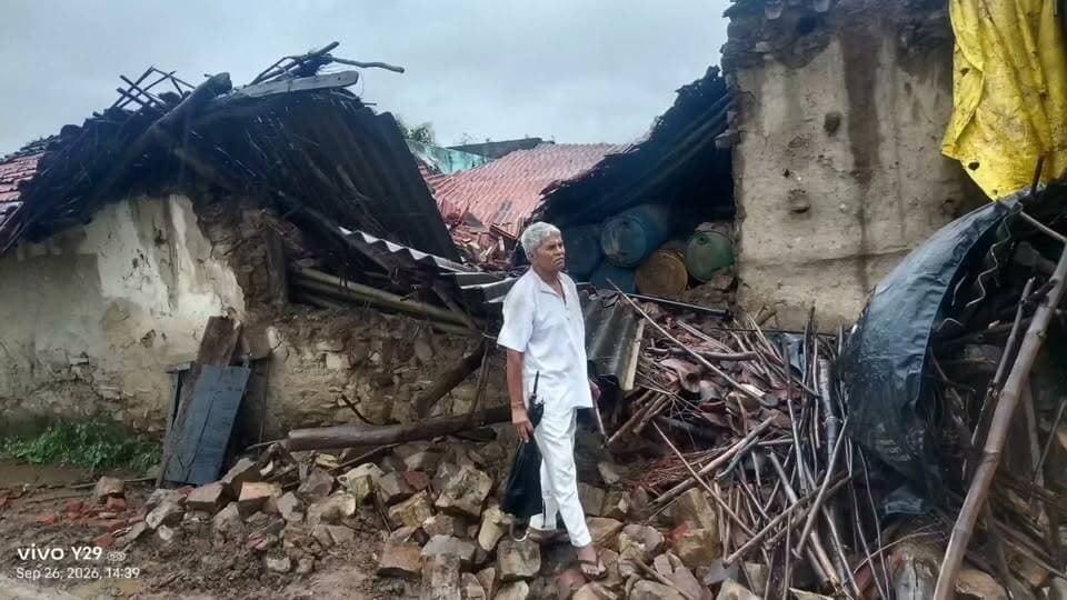 मझगवां क्षेत्र में 2 दिन से हो रही बारिश के बीच 2 परिवारों का कच्चा मकान ढ़हा।
सतना जिले के मझगवां तहसील क्षेत्र में लगातार दो दिनों से बारिश के बीच अब लोगों के आशियाने ढहने लगें हैं, पिण्डरा पंचायत के बरुआ गांव में लगातार हो रही बारिश से पुष्पा गौतम पति हरवंश गौतम और वेवा उदासियां पति स्व बद्री प्रसाद शुक्ला का कच्चा मकान देर रात्रि भर-भरा कर ढह गया, खाद्य सामग्री मलबे में दब गई गनीमत रही कि किसी की जान नहीं गई..।