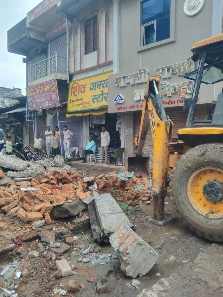 ये तेवर, ये घमंड, ये पावर… बस कुछ दिन का
अमरपाटन में एक छोटे दुकानदार की शिकायत ने सत्ता, प्रभाव और गरीब की रोजी-रोटी को लेकर कई सवाल खड़े कर दिए हैं।
किसी गरीब परिवार के लिए दुकान महज चार दीवारें नहीं होती, बल्कि वही उसके बच्चों की पढ़ाई, घर के चूल्हे और पूरे परिवार के भविष्य का सहारा होती है। ऐसे में यदि किसी दुकान को गिराने या उस पर कब्जा करने की कोशिश का आरोप सामने आए, तो मामला सिर्फ जमीन का नहीं रह जाता, बल्कि सवाल इंसान की रोटी और सम्मान का भी बन जाता है।
अमरपाटन नगर परिषद क्षेत्र में सामने आए इस मामले में शिकायतकर्ता ने प्रशासन को आवेदन देकर आरोप लगाया है कि रामदयाल मार्केट के पास स्थित उसकी दुकान को गिराकर कब्जा करने का प्रयास किया जा रहा है। शिकायतकर्ता के मुताबिक दुकान से संबंधित नगर परिषद के दस्तावेज, बिजली कनेक्शन, बिजली बिल और संपत्ति कर की रसीदें उसके पास हैं। आवेदन के साथ इन दस्तावेजों की प्रतियां भी लगाए जाने की बात कही गई है।
शिकायतकर्ता का कहना है कि तेज हवा और बारिश से दुकान क्षतिग्रस्त हुई थी। वह जब अपनी दुकान की मरम्मत कराना चाहता था, तब कथित तौर पर विवाद खड़ा कर दिया गया। आरोप यह भी है कि दुकान को रात में गिराकर वहां कब्जा करने की कोशिश की जा सकती है।
सोचिए… जिस दुकान से एक परिवार अपने बच्चों का भरण-पोषण करता हो, अगर वही दुकान छिनने का डर उसके सामने खड़ा हो जाए तो उस परिवार पर क्या गुजरती होगी?
यही वह जगह है जहां व्यवस्था की असली परीक्षा होती है।
अगर शिकायतकर्ता के पास वास्तव में वर्षों से जमा किए गए नगर परिषद के कर की रसीद, बिजली का बिल और अन्य दस्तावेज मौजूद हैं, तो उसकी शिकायत को महज एक विवाद मानकर नजरअंदाज नहीं किया जा सकता। प्रशासन को रिकॉर्ड की जांच करनी चाहिए और तब तक किसी भी पक्ष को कानून अपने हाथ में लेने की अनुमति नहीं होनी चाहिए।
और अगर शिकायतकर्ता के आरोप गलत हैं, तो जांच के बाद यह भी साफ हो जाना चाहिए। लेकिन जांच से पहले किसी कमजोर व्यक्ति की रोजी-रोटी उजाड़ देना न्याय नहीं हो सकता।
दीनदयाल के अंत्योदय की कसौटी पर सवाल
भारतीय जनसंघ के विचारक पंडित दीनदयाल उपाध्याय के अंत्योदय के विचार में समाज के अंतिम व्यक्ति तक सहायता और अवसर पहुंचाने की बात कही गई। ऐसे में भाजपा से जुड़े किसी भी सार्वजनिक जीवन के व्यक्ति पर जब किसी गरीब की रोजी-रोटी उजाड़ने जैसे आरोप लगते हैं, तो यह प्रशासन और संगठन—दोनों के लिए गंभीर सवाल बन जाता है।
क्योंकि गरीब के पास अक्सर ताकत नहीं होती, पहुंच नहीं होती, प्रभाव नहीं होता। उसके पास अगर कुछ होता है तो वह होता है—उसकी मेहनत, उसकी छोटी-सी दुकान और उसके दस्तावेज।
तेवर और पावर हमेशा नहीं रहते
आज किसी के पास सत्ता है, प्रभाव है, पहुंच है और ताकत है। लेकिन वक्त कभी एक जगह नहीं रुकता।
ये तेवर, ये घमंड, ये पावर… बस कुछ दिन का है।
फिर तू क्या, फिर मैं क्या।
जिस चार फिट जमीन के लिए आज इतना संघर्ष है, आखिर एक दिन उसी मिट्टी में सबको मिल जाना है। फिर यह घमंड किस बात का? पावर किस बात की?