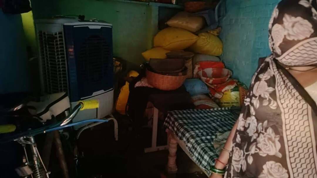बिहटा गांव मे जलभराव से आधा दर्जन परिवार प्रभावित, दो मवेशियों की मौत
उचेहरा। बिहाटा गांव के दुर्गा मंदिर व चौधरी टोला में जलभराव से आधा दर्जन परिवारों को भारी नुकसान हुआ है। घरों में पानी भरने से अनाज व भूसा खराब हो गया, वहीं कमल सिंह और पुष्पेंद्र सिंह के घरों में पानी भरने से दो मवेशियों की मौत हो गई।
ग्रामीणों के अनुसार पानी निकासी का रास्ता बाधित होने से हालात बिगड़े। सरपंच बिहारी लाल आदिवासी व उपसरपंच हीरामन सिंह ने जेसीबी से पानी निकासी का प्रयास किया, लेकिन विवाद की स्थिति बन गई। सूचना पर पुलिस मौके पर पहुंची और मामला शांत कराया।
प्रभावित परिवारों ने एसडीएम सुभाष मिश्रा व थाना प्रभारी सतीश मिश्रा से जांच, पानी निकासी की व्यवस्था और शासन से आर्थिक सहायता की मांग की है।