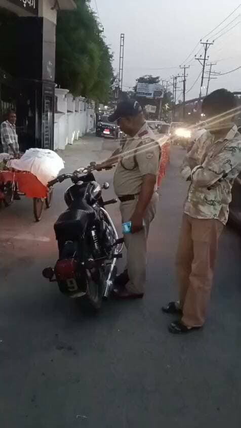 रूड़की में सड़कों पर बुलेट से पटाके फोड़कर हुड़दंग मचाने वालों पर पुलिस की कार्रवाई