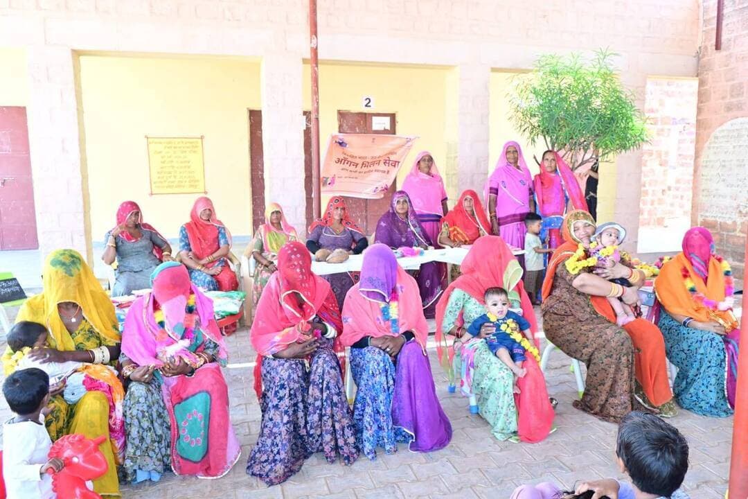 ओसियां क्षेत्र के विभिन्न आंगनवाड़ी केंद्रों पर आंगन मिलन कार्यक्रम मनाया गया
ग्राम पंचायत ओसियां के आंगनवाड़ी केंद्र 1, भीलो का बास खोखरी आंगनवाड़ी केंद्र ओसियां 2, ग्राम पंचायत खारड़ा मेवासा, ग्राम पंचायत प्रतापनगर केन्द्र 2 सहित विभिन्न आंगनवाड़ी केंद्रों पर आंगन मिलन कार्यक्रम मनाया गया। जिसके तहत गोद भराई और अन्नप्रसान कार्यक्रम हुआ। इस दौरान आंगनवाड़ी कार्यकर्ता, आशा, सहायिका सहित गांव जनप्रतिनिधि व गणमान्य लोग उपस्थित रहे।
#आईसीडीएस