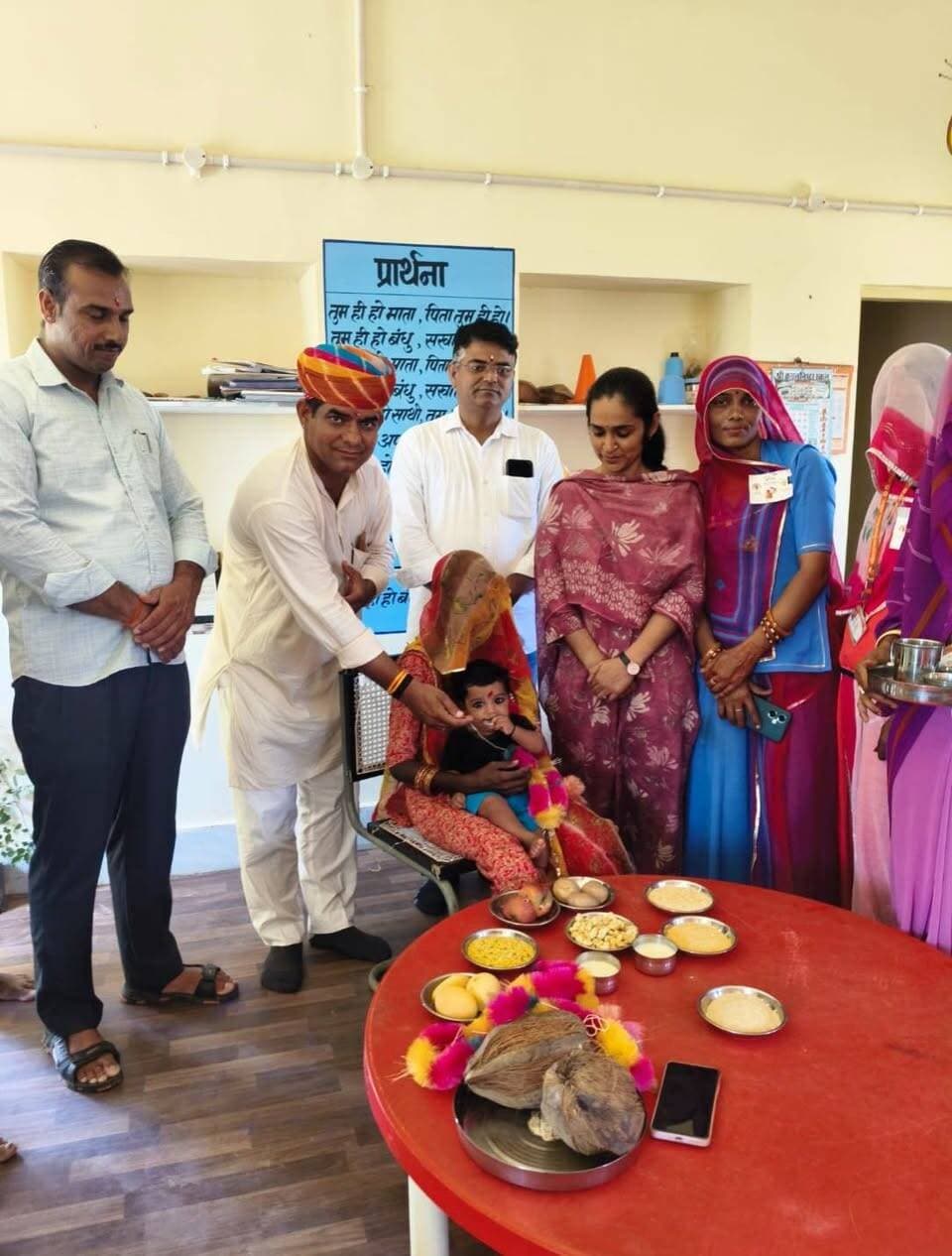 आंगन मिलन सेवा कार्यक्रम में आंगनबाड़ी कार्यकर्ताओं एवं सहायिकाओं का सम्मान
ओसियां
पीईईओ हरलायां परिक्षेत्र के आंगनबाड़ी केंद्र हरलायां-1, हरलायां-2, हरलायां-3 एवं भीमसागर-4 में शनिवार को आंगन मिलन सेवा कार्यक्रम के तहत गोदभराई एवं अन्नप्राशन संस्कार कार्यक्रम आयोजित किए गए। कार्यक्रम में महिलाओं और बच्चों से जुड़े विभिन्न आयोजनों के साथ आंगनबाड़ी कार्यकर्ताओं एवं सहायिकाओं का सम्मान किया गया।
इस दौरान संबंधित आंगनबाड़ी केंद्रों की कार्यकर्ताओं एवं सहायिकाओं को महिला एवं बाल विकास विभाग की ओर से जारी प्रशस्ति पत्र प्रदान किए गए। साथ ही तुलसी का पौधा एवं गुलदस्ता भेंट कर उनका बहुमान किया गया।
कार्यक्रम में पीईईओ हरलायां विशन दान चारण, सरपंच प्रतिनिधि गंगाविशन विश्नोई, सुरेश सिंह शेखावत, बृजलाल विश्नोई, डूंगर सिंह रतनूं तथा महिला एवं बाल विकास विभाग की सुपरवाइजर दर्शना मेहरा सहित कार्यकर्ता व सहायिकाएं मौजूद रहीं।
इस अवसर पर कार्यकर्ता वसन्ती, साऊ देवी, पुष्पा देवी, निकिता कुमारी तथा सहायिका राम पियारी, बबलू, दुर्गा, मनोहर कंवर, आशा, सीमा एवं कमल किशोर शर्मा सहित अन्य लोग उपस्थित रहे। कार्यक्रम में करीब 100 से 125 महिलाओं एवं पुरुषों ने भाग लिया और आयोजन को सफल बनाया।
वहीं इसी तरह ग्राम पंचायत सिरमंडी स्थित आंगनवाड़ी केंद्र -1 पर आंगन मिलन सेवा कार्यक्रम के तहत गोदभराई एवं अन्नप्राशन संस्कार कार्यक्रम आयोजित किया गया। इस मौके पर सिरमंडी पीईईओ नरेश आनंद परिहार, कार्यकर्ता मंजू सिंवर, आशा गीता हुड्डा, सहायिका कमला विश्नोई सहित बड़ी संख्या में ग्रामीण महिलाएं लाभार्थी उपस्थित रहे।