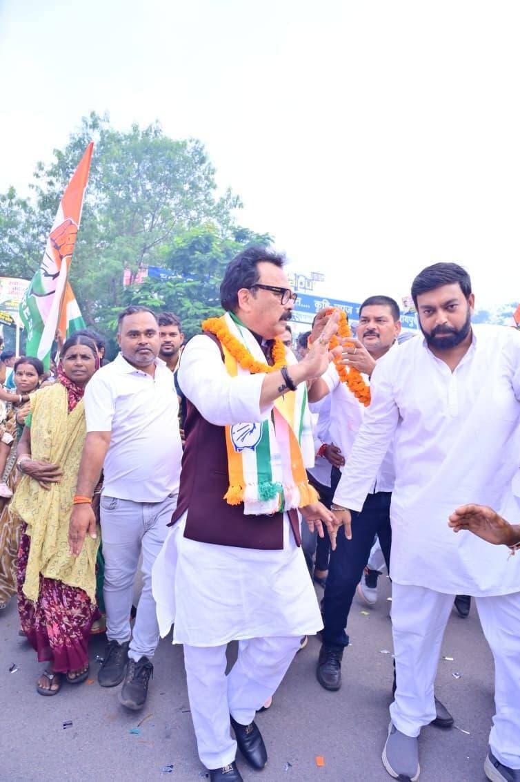 छत्तीसगढ़ में लोहरदगा सांसद सुखदेव भगत का जोरदार स्वागत
लोहरदगा सांसद सुखदेव भगत के छत्तीसगढ़ पहुंचने पर स्थानीय लोगों ने उनका गर्मजोशी से स्वागत किया। इस दौरान सांसद ने लोगों से मुलाकात कर उनका हालचाल जाना और क्षेत्र से जुड़े विभिन्न विषयों पर बातचीत की।
मुलाकात के दौरान लोगों में उत्साह देखने को मिला और समर्थकों ने सांसद का स्वागत किया।
📍 छत्तीसगढ़
#SukhdeoBhagat #LohardagaMP #लोहरदगा #छत्तीसगढ़ #JharkhandNews #IHQPublicIndia