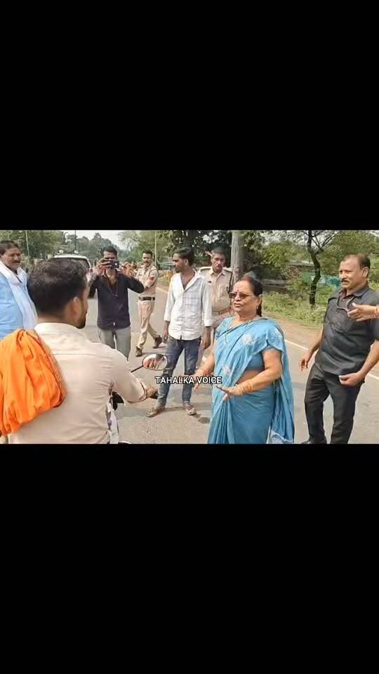 हटा विधायक उमादेवी खटीक ने हाथ जोड़कर की हेलमेट लगाने की अपील, पुलिस ने की वाहन चेकिंग
दमोह/पटेरा। हटा-पटेरा मार्ग पर रविवार को पटेरा थाना पुलिस द्वारा वाहन चेकिंग की जा रही थी। इसी दौरान हटा विधानसभा क्षेत्र की भाजपा विधायक उमा देवी खटीक का काफिला वहां से गुजरा। चेकिंग देखकर विधायक वाहन से उतरीं और बाइक सवारों से हाथ जोड़कर हेलमेट लगाने की अपील की। उनका वीडियो रविवार शाम सोशल मीडिया पर वायरल हुआ।
विधायक ने कहा कि बाइक चलाते समय हेलमेट पहनना जरूरी है, चाहे व्यक्ति को केवल दो किलोमीटर ही क्यों न जाना हो। हेलमेट से चालक की सुरक्षा के साथ उसके परिवार की सुरक्षा भी जुड़ी है। उन्होंने पुलिस से भी लोगों को हेलमेट के प्रति जागरूक करने की बात कही।
पटेरा थाना पुलिस ने चेकिंग के दौरान बिना हेलमेट बाइक चलाने वाले वाहन चालकों पर जुर्माने की कार्रवाई की। इसके अलावा बाइक पर तीन सवारी बैठाने और बिना सीट बेल्ट कार चलाने वाले वाहन चालकों के खिलाफ भी चालानी कार्रवाई की गई। पुलिस ने वाहन चालकों से यातायात नियमों का पालन करने की अपील की।