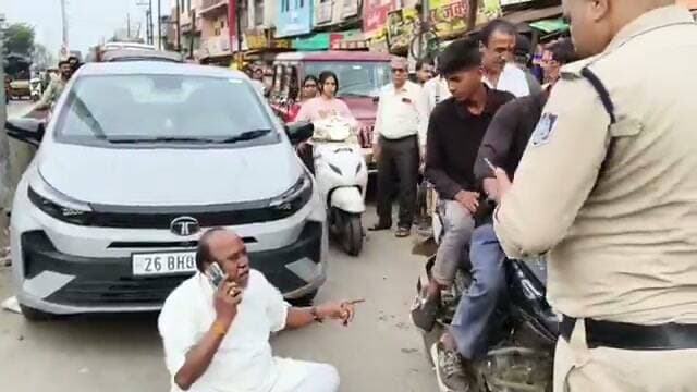 पुलिस की हिम्मत कैसे हुई BJP नेता की गाड़ी रोकने की...सड़क में आसन लगाए बैठे ये बीना के भाजपा नेता रमेश जड़िया है. जिनकी पुलिस ने गाड़ी रोकी तो ये धरने पर बैठ गए...!