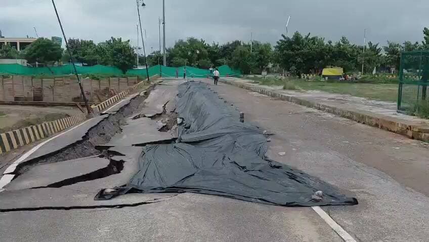लखनऊ : इकाना स्टेडियम के पास करीब 100 मीटर तक धंसी सड़क।
बताया जा रहा अभी यह सड़क नई नई बानी है और आवागमन शुरू होने से पहले ही धंस गयी।