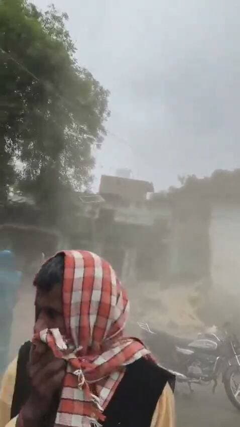 महोबा में बारिश के दौरान गरीब का कच्चा आशियाना ताश के पत्तों की तरह बिखर गया। गरीब बेचारे को कहीं आराम नहीं है।