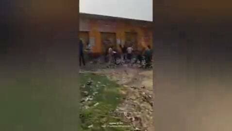 महोबा में महिलाओं ने देशी शराब की दुकान पर धावा बोल दिया। सड़क हादसे में युवक की मौत के बाद महिलाये भड़क गईं। महिलाओं का उग्र रूप देखकर सेल्समैन भाग खड़ा हुआ। चरखारी कोतवाली क्षेत्र के सूपा गांव की घटना।