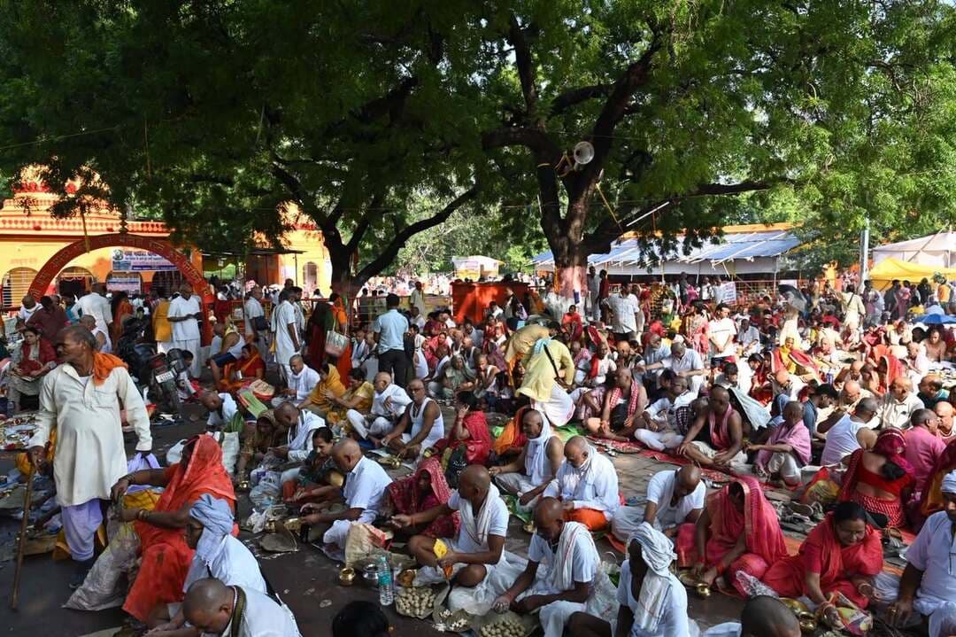 पितृपक्ष मेला 2026
*DT:-27.09.2026*
________________
01. # आज आए श्रद्धालुओं/ पिंडदानियों/ तीर्थयात्रियों की कुल संख्या जिसमे प्रेतशिला, रामशिला, सीताकुंड, देवघाट, विष्णुपद मंदिर सहित अन्य स्थानों से प्राप्त अकड़ा के आधार पर :- 395000
अबतक कुल 460200 श्रद्धालुओं/ पिंडदानियों/ तीर्थयात्रियों ने गयाजी में आये है।
02. आज कुल 9768 की संख्या में तीर्थयात्रियों ने मेडिकल उपचार का लाभ लिया है।
अब तक कुल= 11471
03. आज कुल व्हील चेयर का लाभ 70 लोगो ने लिया है।
अब तक कुल = 98
04. आज 87 की संख्या में खोया पाया सेल द्वारा उनके बिछड़े परिजनों से मिलवाया है।
अबतक कुल 101 लोगो को खोया पाया मिलाया गया।
05. टेंट सिटी गांधी मैदान में आज कुल 781 लोगो ने आवासन किया है। इस प्रकार कुल 992 लोगो ने अबतक आवासन किया।
06. तीर्थयात्रियों को बीच आज गंगा जल वितरण 4546 पैकेट किये गए हैं।
अबतक गंगाजल बितरण= 4898
07 पितृवाटिका में आज कुल 33 पौधें लगाए गए हैं।
अब तक 74 लगाए गए हैं।