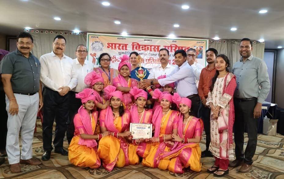शिव वाटिका में भारत विकास परिषद के राष्ट्रीय समूह गान प्रतियोगिता में ग्रिजली विद्यालय की टीम प्रथम, केंद्रीय मंत्री अन्नपूर्णा देवी ने किया पुरस्कृत <nis:link nis:type=tag nis:id=koderma nis:value=koderma nis:enabled=true nis:link/> <nis:link nis:type=tag nis:id=jharkhand nis:value=jharkhand nis:enabled=true nis:link/>