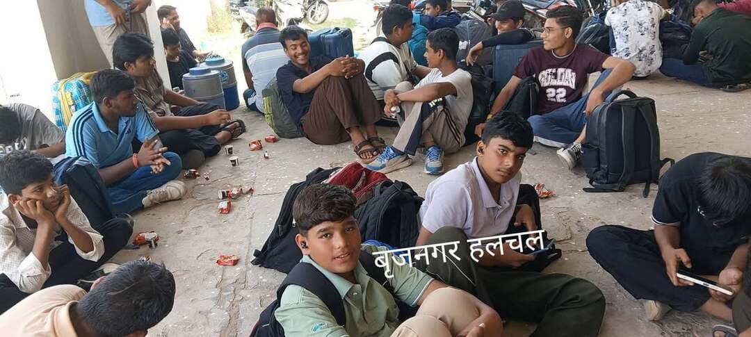 #कुश्ती_का_महाकुंभ____
#बृजनगर__________________
__70 वीं राज्यस्तरीय कुश्ती प्रतियोगिता होगी आयोजिति
__सोमवार को गृहराज्य मंत्री जवाहर सिंह बेड़म करेंगे कार्यक्रम का उद्घाटन
__28 सितम्बर से होगा राज्यस्तरीय कुश्ती कार्यक्रम आयोजित
__41 जिलो से लगभग 2200 पहलवान आयेंगे नगर
__13 विद्यालय ओर दो धर्मशाला में ठहरने की व्यवस्था
__वही पहलवानो को आने जाने के लिय वाहन लागए गए
__कस्बे में बस स्टैंड ,रेलवे स्टेशन,इंदिरा सर्किल पर कंट्रोल रूम स्थापित किए गए
__शिक्षा विभाग बीकानेर की ओर से 100 पीटीआई निर्णायक मंडल किया नियुक्त
__तीन मेट में होंगे मुकाबले,6 एलईडी पर दिखेंगे लाइव
__कृषि उपज मंडी पर मौजूद डोम में होंगे कार्यक्रम आयोजित
__बृजनगर शिक्षा विभाग,नगरपालिका प्रशासन,पुलिस प्रशासन ,स्थानीय समाजसेवी ,समिति आदि के द्वारा तैयारियां पूर्ण
__कई जिलों के पहलवान पहुंचे ब्रजनगर
__छात्राओं के साथ रात्रि चौपाल करेंगी संयुक्त निदेशक संगीता मानवी।