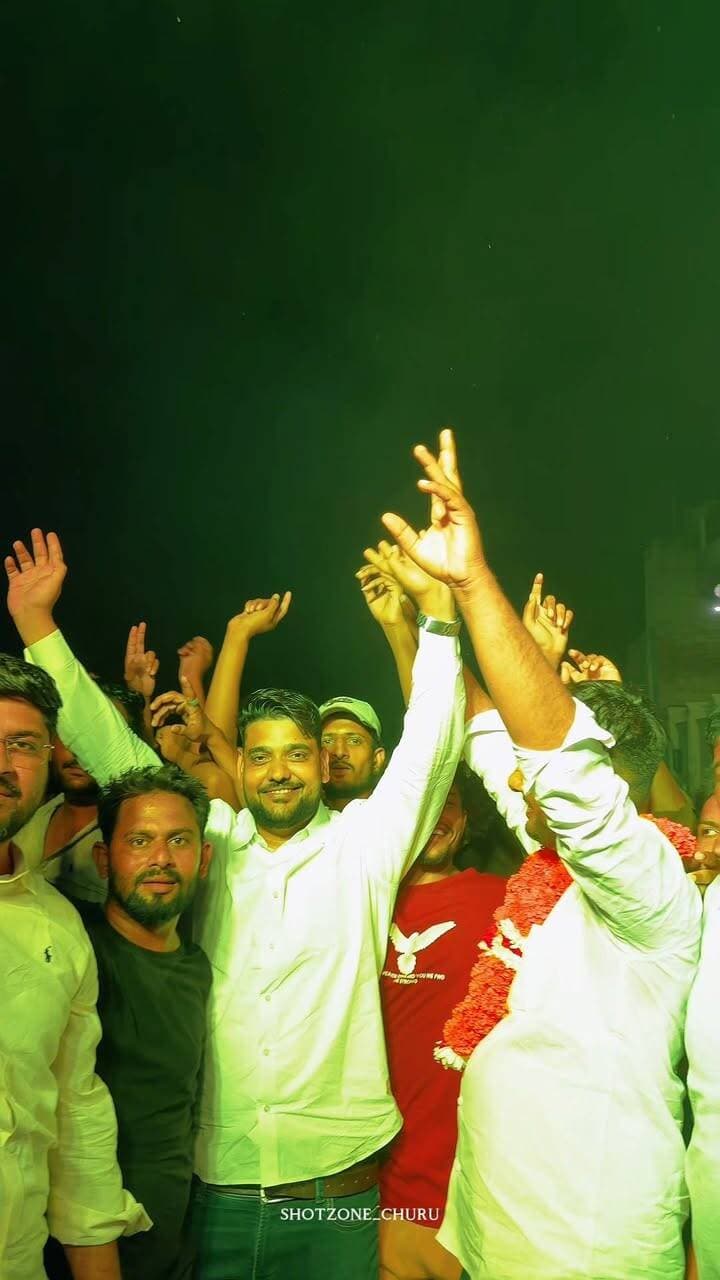 वार्ड 15 में पार्षद शाहरुख खान की धन्यवाद यात्रा, लोगों का जताया आभार
चूरू। नगर निकाय चुनाव में वार्ड संख्या 15 से नवनिर्वाचित पार्षद शाहरुख खान की ओर वार्ड में धन्यवाद यात्रा निकाली गई। यात्रा के दौरान पार्षद ने वार्डवासियों का समर्थन और विश्वास जताने के लिए आभार व्यक्त किया।
धन्यवाद यात्रा में संजय भाटी, पार्षद इस्माइल, नोमान आरिफ रिसालदार, आसिफ एडवोकेट, आदिल खान, आदिल एडवोकेट, यूथ कांग्रेस अध्यक्ष आसिफ खान सहित अनेक कार्यकर्ता और वार्डवासी मौजूद रहे। इस दौरान समर्थकों ने पार्षद शाहरुख खान का स्वागत किया और उन्हें जीत की बधाई दी।
पार्षद शाहरुख खान ने वार्डवासियों को भरोसा दिलाया कि वे क्षेत्र की समस्याओं के समाधान और विकास कार्यों के लिए लगातार प्रयास करेंगे। उन्होंने कहा कि चुनाव में मिले जनसमर्थन के लिए वे सभी मतदाताओं के आभारी हैं और वार्ड के विकास में सभी को साथ लेकर चलेंगे।
#tharkiawaazajay #Congress #churu #ChuruNews #पार्षद Kunj Bihari Birmiwala