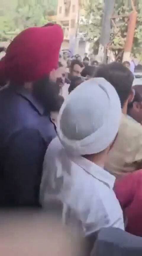 दिल्ली के डिप्टी सीएम प्रवेश वर्मा ने मारा युवक को थप्पड़।
फिर जो हुआ आप खुद देखें