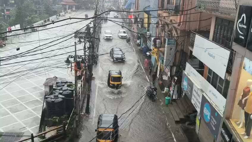 बारिश के बाद मंडी की ये तस्वीर उभर के सामने आती है, नालियां चोक होने से हमेशा पानी सड़कों से गुजरता है