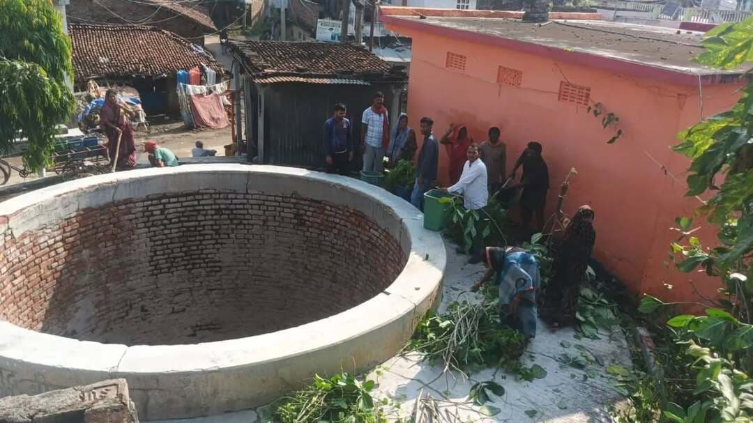 स्वच्छता ही सेवा 2026 अभियान के तहत बेगूसराय जिले के ऐतिहासिक एवं सार्वजनिक स्थलों पर स्वच्छता एवं सामूहिक श्रमदान कार्यक्रम आयोजित किए गए। गढ़पुरा स्थित नमक सत्याग्रह स्थल तथा वीरपुर प्रखंड के नौला गढ़ स्थित पालकालीन ऐतिहासिक कुएं के परिसर की साफ-सफाई कर लोगों को स्वच्छता एवं ऐतिहासिक धरोहरों के संरक्षण के प्रति जागरूक किया गया।
जिला प्रशासन द्वारा अभियान के माध्यम से नागरिकों को स्वच्छता को दैनिक जीवन का हिस्सा बनाने तथा सार्वजनिक एवं ऐतिहासिक स्थलों के संरक्षण में सामुदायिक सहभागिता के लिए प्रेरित किया जा रहा है।
IPRD Bihar
#SwachhataHiSeva2026
Swachh Begusarai
#cmsamrat