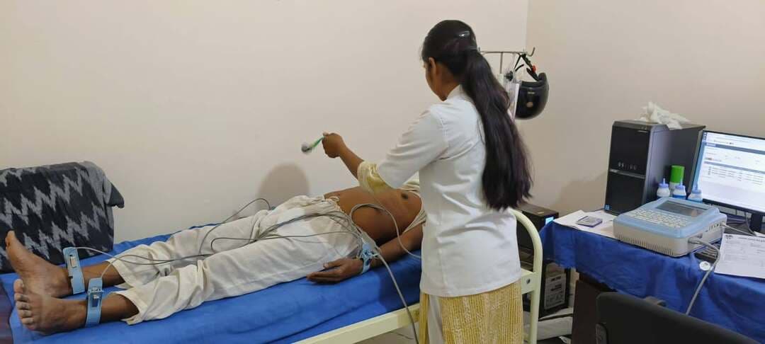 *प्रेस विज्ञप्ति*
ECG जांच एवं NCD सेवाओं के विस्तार पर जोर।
जिला स्वास्थ्य समिति, कटिहार
प्रेस विज्ञप्ति
दिनांक: 27.09.2026
ECG एवं NCD सेवाओं को सुदृढ़ करने पर जोर, 30 वर्ष से अधिक आयु के लोगों की नियमित स्वास्थ्य जांच की अपील
कटिहार। राज्य स्तर से प्राप्त दिशा-निर्देशों के आलोक में जिले में गैर-संचारी रोग (NCD) की रोकथाम एवं समय पर पहचान के लिए स्वास्थ्य विभाग द्वारा जांच एवं उपचार सेवाओं को और सुदृढ़ किया जा रहा है। विशेष रूप से 30 वर्ष एवं उससे अधिक आयु के लोगों में उच्च रक्तचाप, मधुमेह एवं हृदय संबंधी जोखिमों की समय पर पहचान के लिए नियमित स्वास्थ्य जांच को प्रोत्साहित किया जा रहा है।
इसी क्रम में स्वास्थ्य संस्थानों में ECG जांच की सुविधा उपलब्ध कराने पर विशेष जोर दिया जा रहा है। वहीं NCD कार्यक्रम के अंतर्गत लोगों की BP एवं ब्लड शुगर की नियमित जांच, जोखिम वाले व्यक्तियों की पहचान, आवश्यक परामर्श, उपचार एवं फॉलोअप की व्यवस्था की जा रही है। उच्च रक्तचाप एवं मधुमेह से प्रभावित पात्र मरीजों को सरकारी स्वास्थ्य संस्थानों के माध्यम से निःशुल्क आवश्यक दवाएं उपलब्ध कराने की व्यवस्था भी की गई है।
स्वास्थ्य विभाग द्वारा आमजन से अपील की गई है कि 30 वर्ष एवं उससे अधिक आयु के व्यक्ति समय-समय पर अपना BP, ब्लड शुगर एवं आवश्यकतानुसार ECG अवश्य कराएं। प्रारंभिक अवस्था में इन रोगों की पहचान होने से समय पर उपचार एवं जीवनशैली में आवश्यक बदलाव के माध्यम से गंभीर जटिलताओं के जोखिम को कम किया जा सकता है।
स्वस्थ जीवन के लिए लोगों को नियमित व्यायाम एवं शारीरिक गतिविधि, संतुलित एवं पौष्टिक खान-पान, नमक एवं अत्यधिक वसायुक्त भोजन के सीमित सेवन, तंबाकू एवं अन्य हानिकारक पदार्थों से दूरी तथा नियमित स्वास्थ्य जांच को अपनी दिनचर्या का हिस्सा बनाने की सलाह दी गई है।
जिलाधिकारी ने निर्देश दिया है कि जिले में ECG एवं NCD सेवाओं की नियमित समीक्षा की जाए तथा यह सुनिश्चित किया जाए कि स्वास्थ्य संस्थानों पर आमजन को आवश्यक जांच एवं उपचार सेवाएं सुगमता से उपलब्ध हों। उन्होंने उच्च रक्तचाप एवं मधुमेह की नियमित स्क्रीनिंग, मरीजों के फॉलोअप तथा निःशुल्क दवाओं की उपलब्धता की निरंतर निगरानी सुनिश्चित करने को कहा है।
सिविल सर्जन ने कहा कि उच्च रक्तचाप और मधुमेह लंबे समय तक बिना स्पष्ट लक्षणों के भी रह सकते हैं। इसलिए लोगों को अपनी स्वास्थ्य स्थिति के प्रति सजग रहना चाहिए। उन्होंने कहा कि स्वास्थ्य विभाग का उद्देश्य केवल बीमारी का इलाज करना नहीं, बल्कि उसकी समय पर पहचान, नियमित फॉलोअप और स्वस्थ जीवनशैली के प्रति लोगों को जागरूक कर गंभीर जटिलताओं को रोकना भी है। उन्होंने आमजन से अपील की कि अपने नजदीकी स्वास्थ्य संस्थान पर उपलब्ध NCD सेवाओं का लाभ लें और नियमित स्वास्थ्य जांच कराएं।
स्वास्थ्य विभाग ने कहा कि “समय पर जांच, सही उपचार और स्वस्थ जीवनशैली—गैर-संचारी रोगों से बचाव का महत्वपूर्ण आधार है।” जिला स्वास्थ्य समिति द्वारा सभी संबंधित स्वास्थ्य संस्थानों में सेवाओं की उपलब्धता एवं उपयोग की नियमित समीक्षा की जा रही है।
Information & Public Relations Department, Government of Bihar Samrat Choudhary CMO Bihar
#katiharbeautysalon #followerseveryone #katiharlife #followforfollowback #followmeonfacebook #katihar #followme #katiharjunction #katiharcity #follower
#katiharbeautysalon #follower #katihar #followforfollowback #followmeonfacebook #katiharjunction #katiharlife #followerseveryone #followme #katiharcity #reelschallenge #videos #viralpost #vairalvideo #viralchallenge #good #storytime #BestPhotographyChallenges