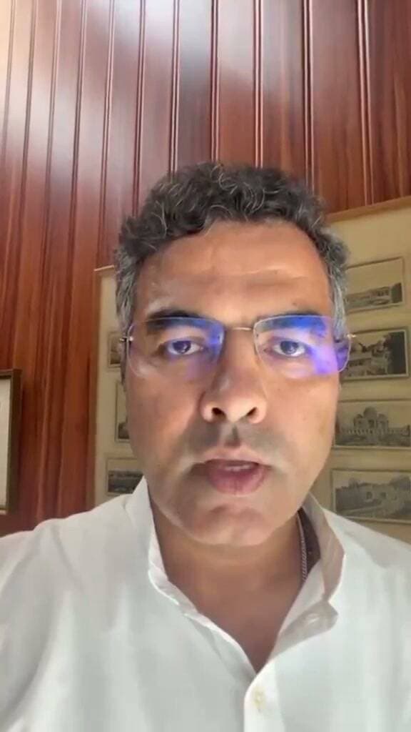 दिल्ली की रेखा गुप्ता सरकार में कैबिनेट मंत्री प्रवेश वर्मा ने रविवार (27 सितंबर) को एक युवक को जोरदार थप्पड़ जड़ दिया. दावा है कि सड़क निर्माण में कथित भ्रष्टाचार को लेकर कुछ लोग मंत्री से सवाल कर रहे थे. अब उन्होंने वीडियो पर सफाई दी है और AAP विधायक जरनैल सिंह पर बड़ा आरोप भी लगाया है!
#ParveshVerma #AAP #ViralVideo