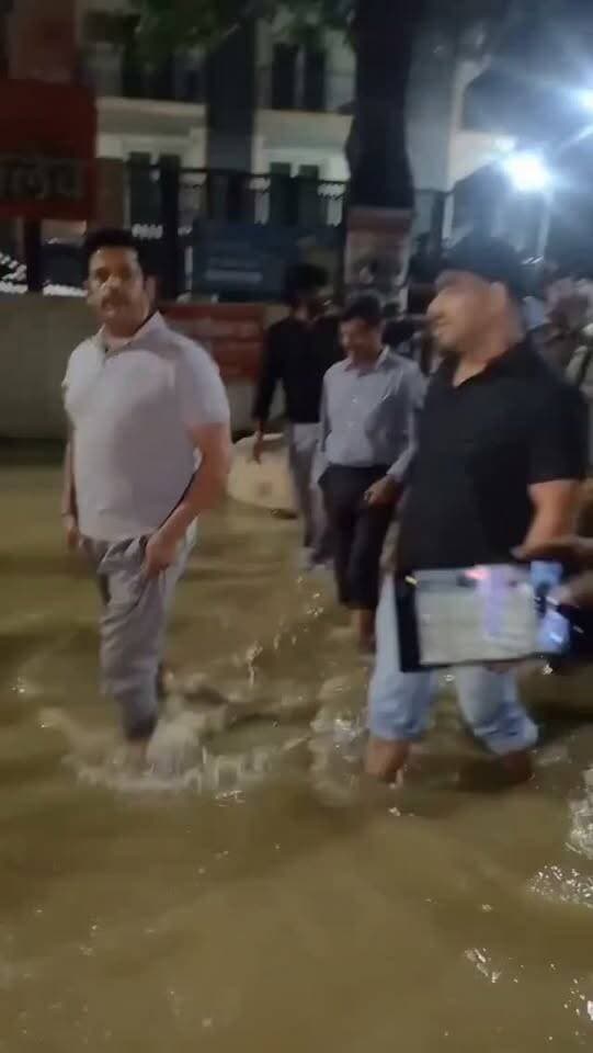 सांसद रवि किशन के घर में घुसा पानी, खुद सड़क पर उतरकर लिया जायजा
उत्तर प्रदेश के गोरखपुर में तेज बारिश के बाद कई जगहों पर पानी भर गया है. हालात इतने खराब हो गए कि खुद गोरखपुर के सांसद रवि किशन के घर के अंदर तक बारिश का पानी घुस गया.
घर में पानी भरने के बाद सांसद रवि किशन खुद सड़कों पर उतरे और शहर के अलग-अलग इलाकों में जाकर जलभराव और नालों की सफाई का हाल देखा. उन्होंने अधिकारियों से बात कर जल्द से जल्द पानी निकालने के इंतजाम करने को कहा ताकि लोगों को और परेशानी न हो.
Ravi Kishan @gorakhpurpolice
#Gorakhpur #RaviKishan #WaterLogging #HeavyRain