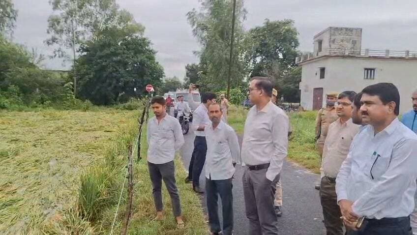 Shahjahanpur : बारिश से क्षतिग्रस्त फसल का डीएम ने मौके पर पहुंचकर लिया जायजा, लेखपाल को क्षति का सर्वे करने के निर्देश...