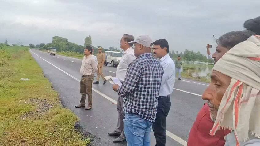 Shahjahanpur : डीएम ने बाढ़ प्रभावित क्षेत्रों का निरीक्षण किया...