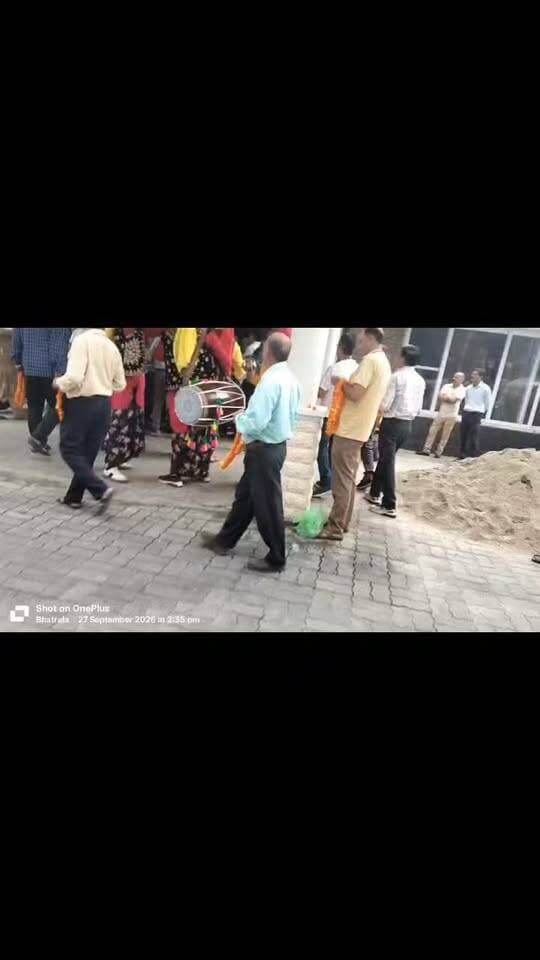 धरोहर गांव प्रागपुर में इतिहास रचा गया, पहले एसडीएम निशांत कुमार ने संभाला कार्यभार
प्रागपुर ।। News123 ।। धरोहर गांव प्रागपुर के लिए रविवार का दिन ऐतिहासिक बन गया, जब नवगठित उपमंडल के पहले एसडीएम निशांत कुमार ने औपचारिक रूप से अपना कार्यभार ग्रहण किया। वर्षों से क्षेत्रवासियों की मांग के बाद प्रागपुर में एसडीएम कार्यालय शुरू होने से जसवां-प्रागपुर क्षेत्र को अपनी अलग प्रशासनिक पहचान मिली है। स्थानीय लोगों ने इसे विकास और सुशासन की दिशा में एक महत्वपूर्ण उपलब्धि बताया।
कार्यभार संभालने के अवसर पर प्रदेश कांग्रेस महासचिव एवं जसवां-प्रागपुर के वरिष्ठ कांग्रेसी नेता ठाकुर सुरिंदर मनकोटिया की अगुवाई में स्थानीय लोगों और कांग्रेस कार्यकर्ताओं ने नए एसडीएम का भव्य स्वागत किया। पुष्पगुच्छ और फूल मालाओं के साथ उनका अभिनंदन किया गया तथा क्षेत्र के विकास एवं जनहित के कार्यों में सहयोग का भरोसा जताया गया।
ठाकुर सुरिंदर मनकोटिया ने कहा कि प्रागपुर के प्रथम एसडीएम के रूप में निशांत कुमार का कार्यभार ग्रहण करना पूरे जसवां-प्रागपुर के लिए गर्व और खुशी का विषय है। उन्होंने कहा कि यह केवल एक प्रशासनिक कार्यालय का उद्घाटन नहीं, बल्कि क्षेत्र के लोगों के लंबे संघर्ष और वर्षों पुराने सपने के साकार होने का ऐतिहासिक क्षण है। अब लोगों को राजस्व, प्रमाण पत्र, भूमि विवाद और अन्य प्रशासनिक कार्यों के लिए दूर-दराज़ के कार्यालयों के चक्कर नहीं लगाने पड़ेंगे।इस अवसर पर तहसीलदार प्रागपुर हिमानी शर्मा तथा नायब तहसीलदार बलविंदर सिंह ने भी अपने उच्च अधिकारी का फूल मालाओं से स्वागत किया और उन्हें नई जिम्मेदारी के लिए शुभकामनाएं दीं। दोनों अधिकारियों ने विश्वास व्यक्त किया कि नए उपमंडल कार्यालय के माध्यम से राजस्व और प्रशासनिक कार्यों में और अधिक गति आएगी तथा लोगों को समय पर सेवाएं उपलब्ध होंगी।
कार्यक्रम में क्षेत्र के अनेक गणमान्य नागरिक और पंचायत प्रतिनिधि भी मौजूद रहे। प्रमुख रूप से शिशर शर्मा, सुरिंदर कुमार अभिलाषा शर्मा प्रधान प्रागपुर मुल्तान सिंह, मीतू ठाकुर , पाली , सहित बड़ी संख्या में क्षेत्रवासी उपस्थित रहे। सभी ने प्रागपुर को उपमंडल का दर्जा मिलने और पहले एसडीएम के कार्यभार ग्रहण करने पर एक-दूसरे को बधाई दी।
धरोहर गांव प्रागपुर के इतिहास में यह दिन एक मील का पत्थर माना जाएगा। क्षेत्रवासियों को उम्मीद है कि एसडीएम कार्यालय के संचालन से प्रशासनिक सेवाएं अधिक सुलभ होंगी, विकास कार्यों में तेजी आएगी और जसवां-प्रागपुर के लोगों को अपने ही क्षेत्र में प्रभावी एवं समयबद्ध सरकारी सुविधाओं का लाभ मिलेगा।