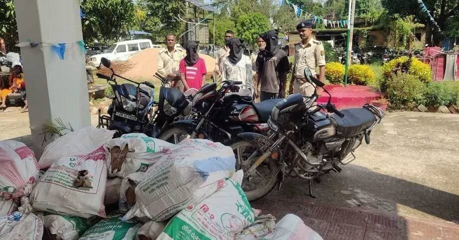 सीतामढ़ी के सोनबरसा थाना द्वारा विशेष छापामारी के क्रम में मुशहरनिया आजाद चौक के समीप 05 मोटरसाइकिल एवं नेपाली देसी शराब के साथ तीन व्यक्तियों को गिरफ्तार किया गया है। गिरफ्तार व्यक्तियों की पहचान बेला के खुशीलाल कुमार, भुतही के अमरजीत कुमार और रोहित कुमार हुई है। पुलिस ने इनके पास से नेपाली देसी शराब 576 लीटर और 5 मोटरसाइकिल बरामद किया है।
